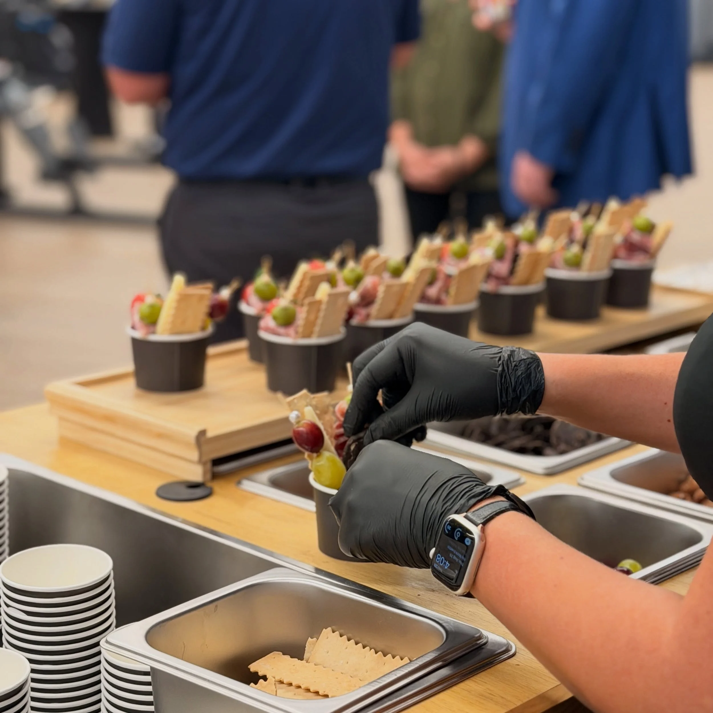 Fueling the team at @truefitnesstech ! 🏋️&zwj;♀️✨

We rolled in our custom cart for their open house to serve up fresh, build-your-own charcuterie cups, layered chocolate mousse desserts, dairy free Panna Cottas and fresh fruit cups!

Big thanks to 