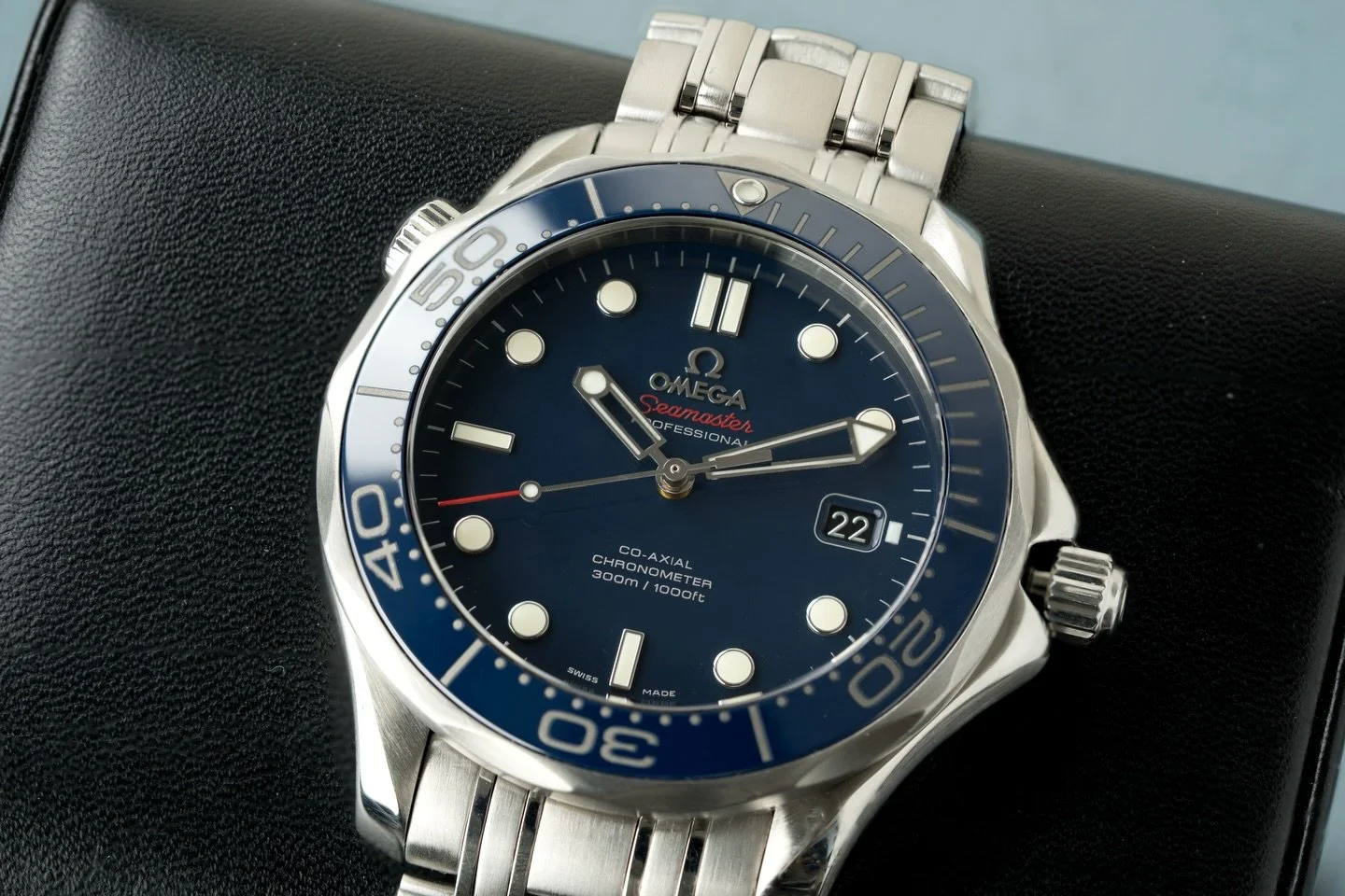 Omega Seamaster Diver 300M 41mm &ldquo;Flat Blue&rdquo; 212.30.41.20.03.001. Delivered with box and papers in great pre-owned condition. DM for more info or check it out on our website!
.
.
.
.
.
.
.
.
.
.
.
.
#omega #seamaster # rolex #fyp #viral