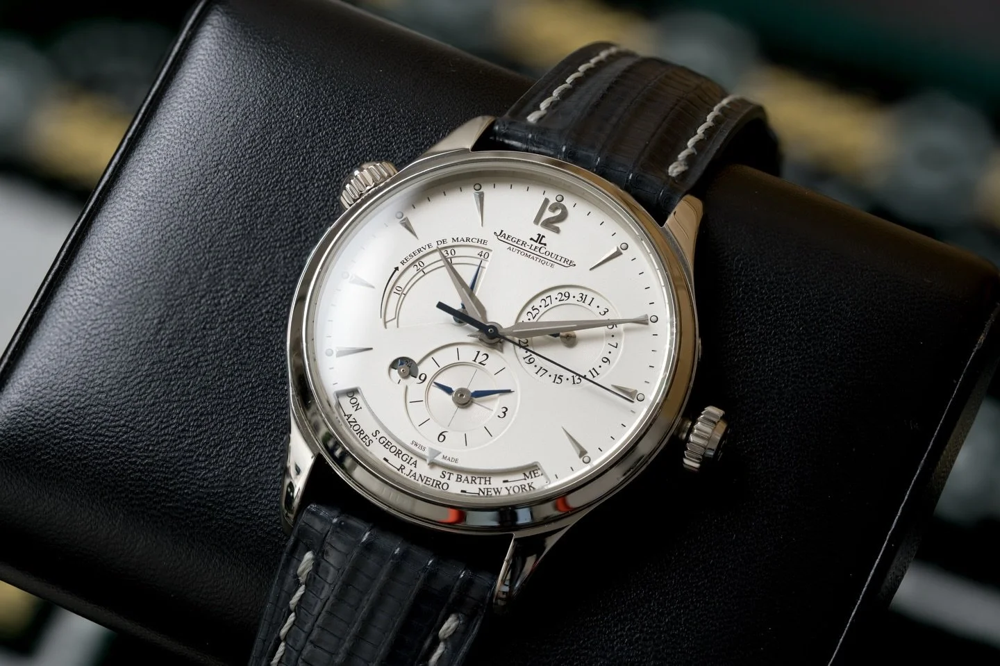 Jaeger Le-Coultre Master Geographic Q1428421. A traveler&rsquo;s perfect watch with a kiss of fine horology. 
.
.
.
.
.
.
.
.
#jlc #horology #viral #fyp #explore