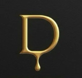 金色の文字Dが液体の滴りのように下に垂れているデザイン