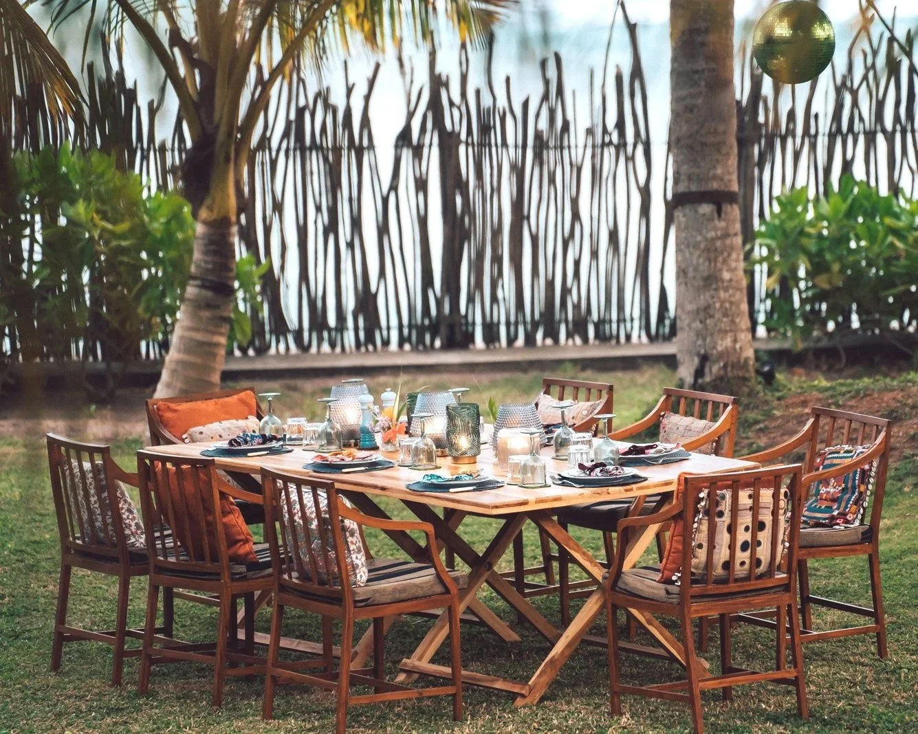 meda-gedara-beach-dinner-table-1meda-gedara-living-room-2.jpg | hide-mobile.jpg