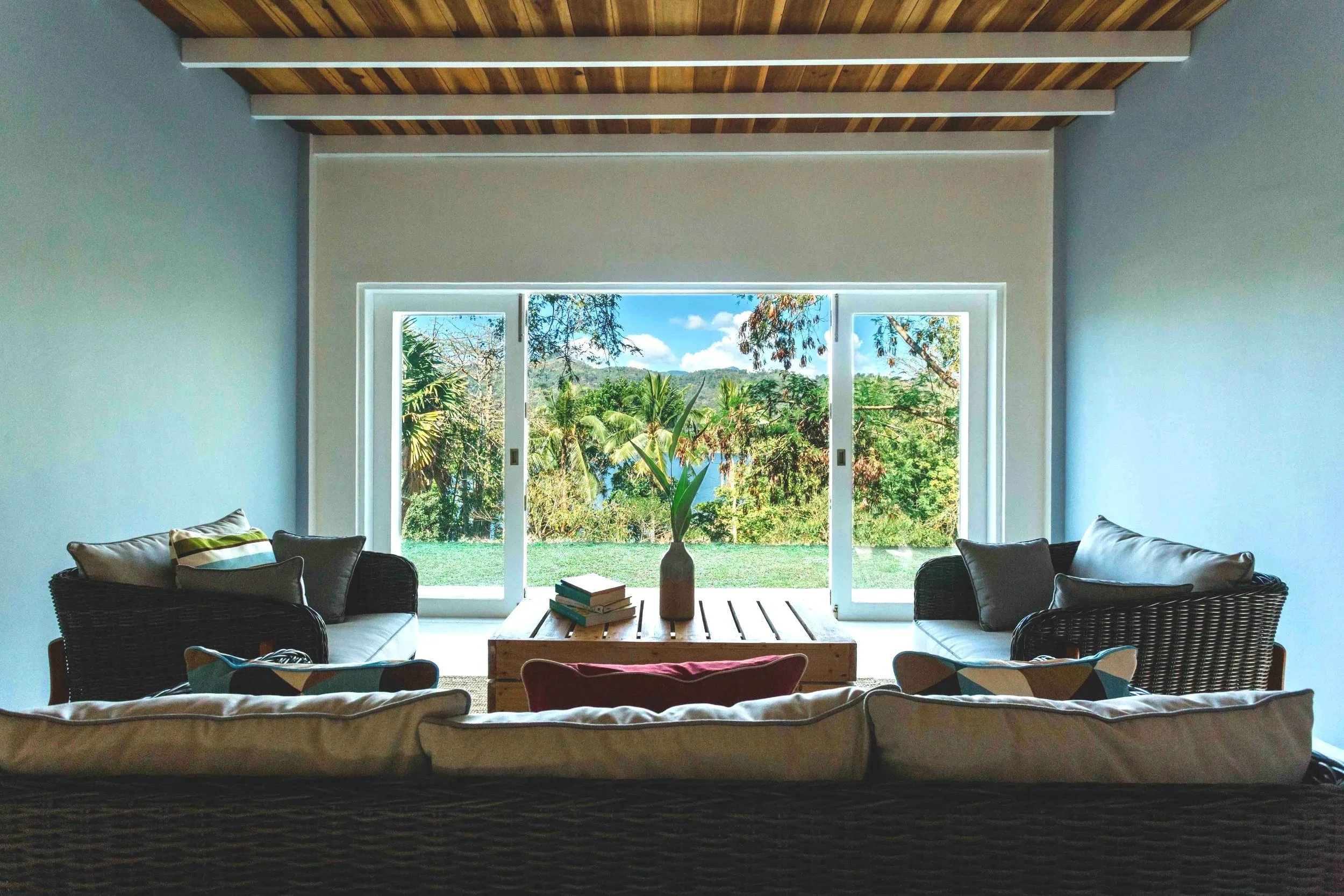 Retreat-themed lakeside haven