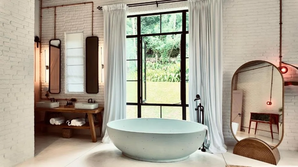 miss Ceylon bath.jpg l hide-mobile