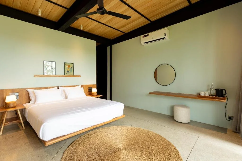 surf retreat bedroom Sri lanka l hide-mobile.jpg