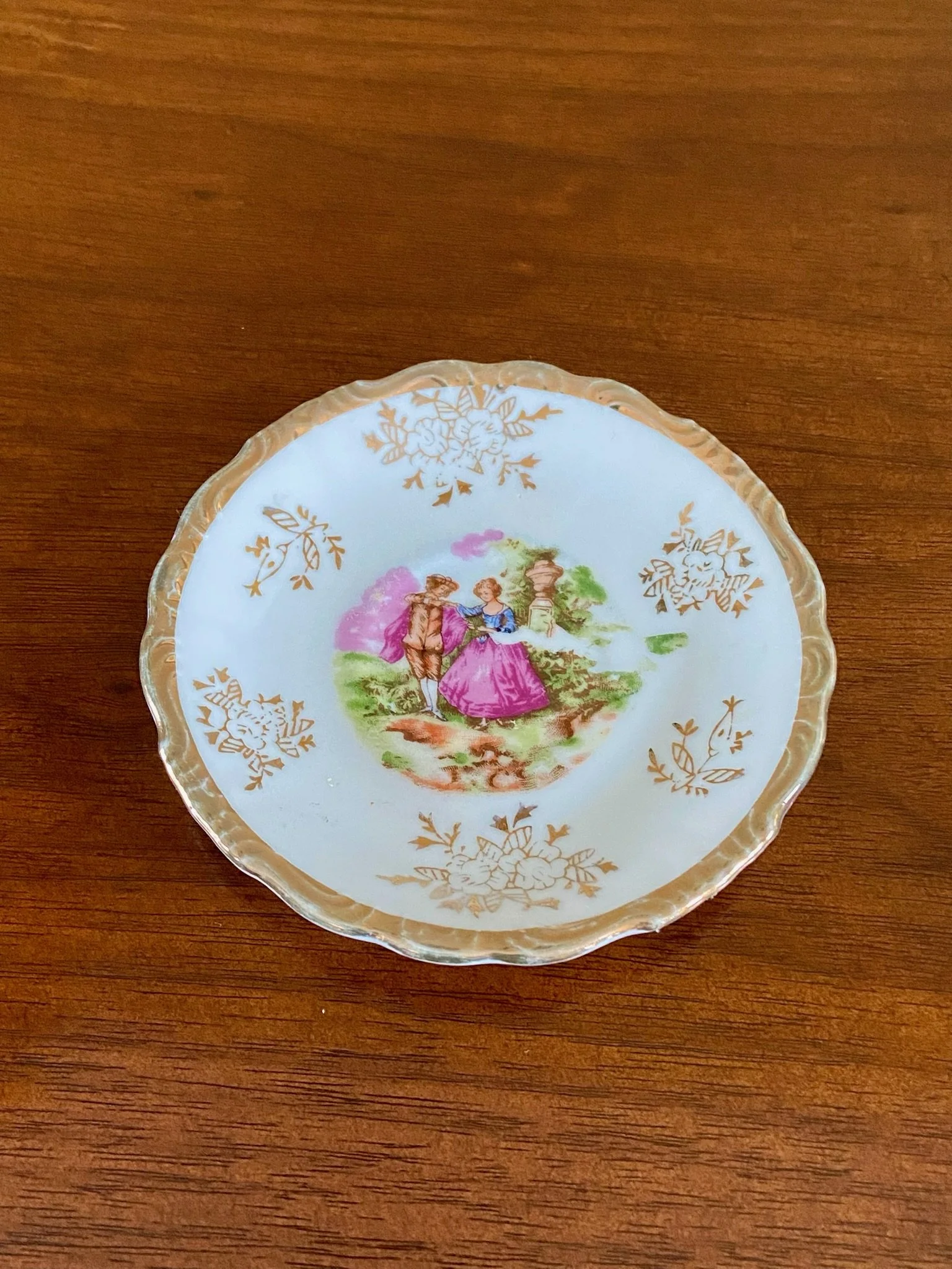 Sunsco 'Romeo and Juliet' Vintage Saucer