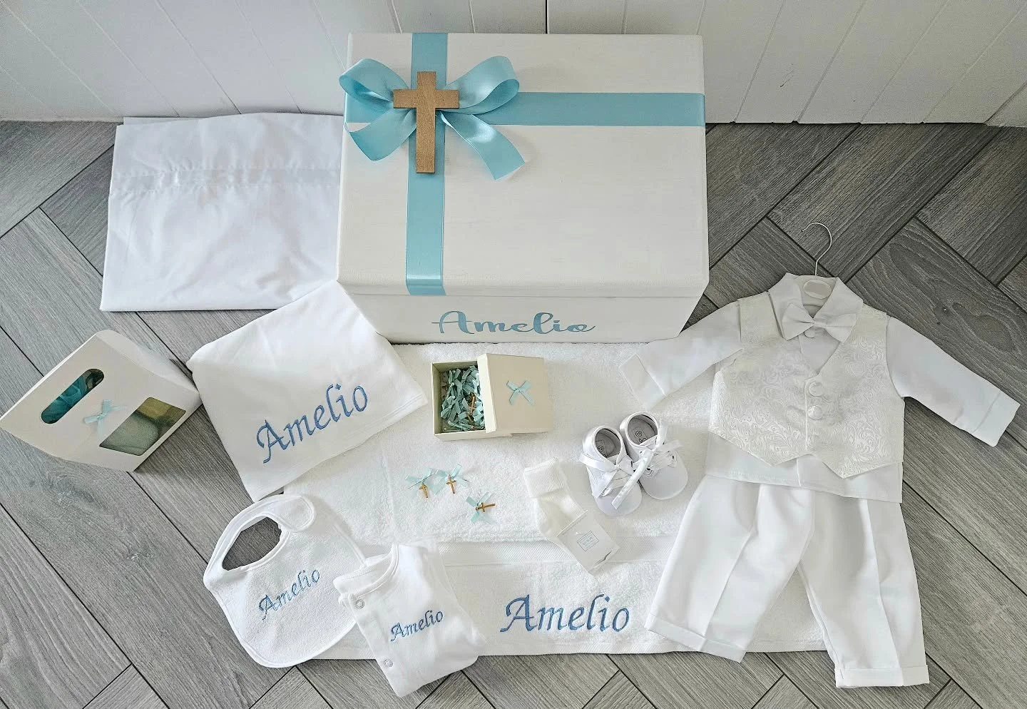 💙💙💙

Following on from our previous post, here is baby Amelio's full christening set 🤍

He looked so cute in his outfit! He wore our Giorgio suit with paisley print waistcoat, with a bow tie, our Louis shoes, socks and miropani set. His gorgeous 