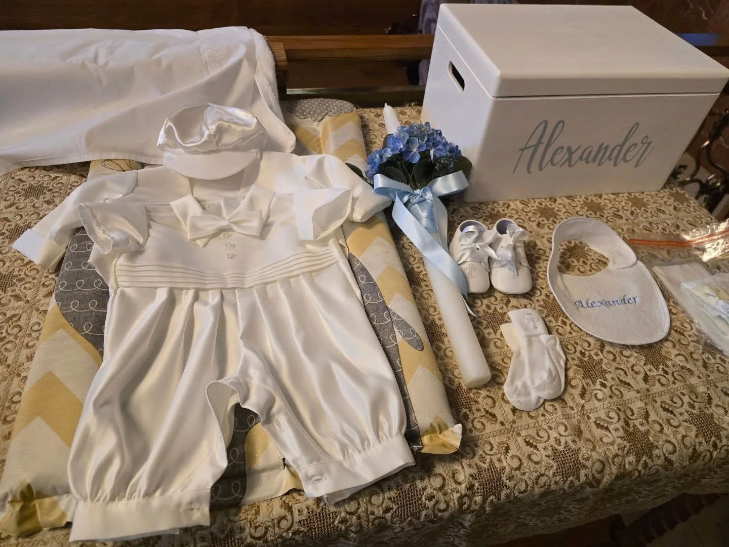 💙✨💙

Baby Alexander's Christening order looked lovely together 🤍

He looked so adorable in our Theo romper, hat, cross shoes and cross socks. Along with the miropani set, personalised hanger and personalised first curl box by us 🤍

His lovely box