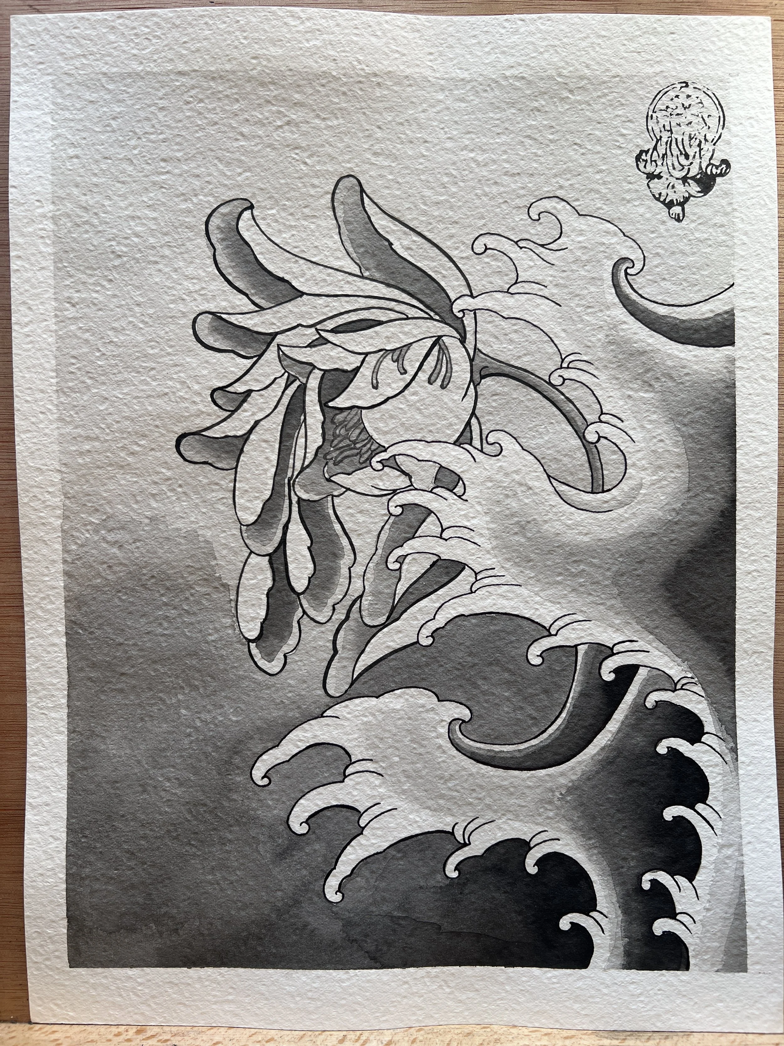 Dibujo en tonos grises de una ola grande con espuma y un pez que tiene un cuerpo con muchas escamas y una melena con tentáculos que sale de la cabeza, en la esquina superior derecha hay un círculo con una figura inscrita.