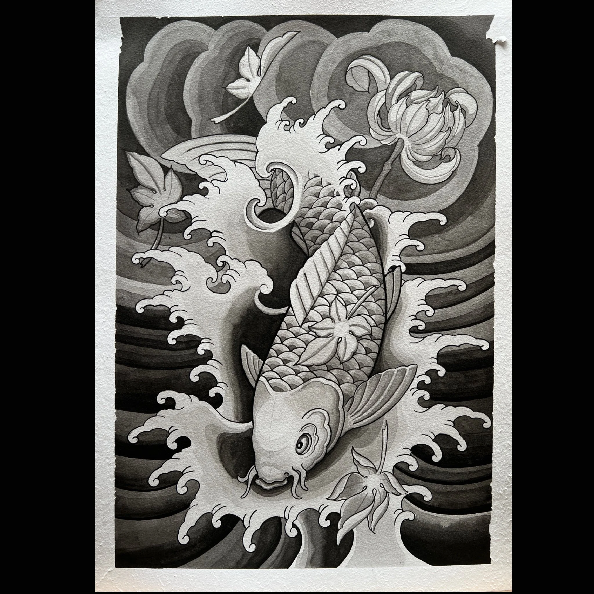 Dibujo en tonos negros y grises de un pez koi con aletas y escamas detalladas, rodeado de olas y hojas de loto, con un estilo artístico tradicional japonés.