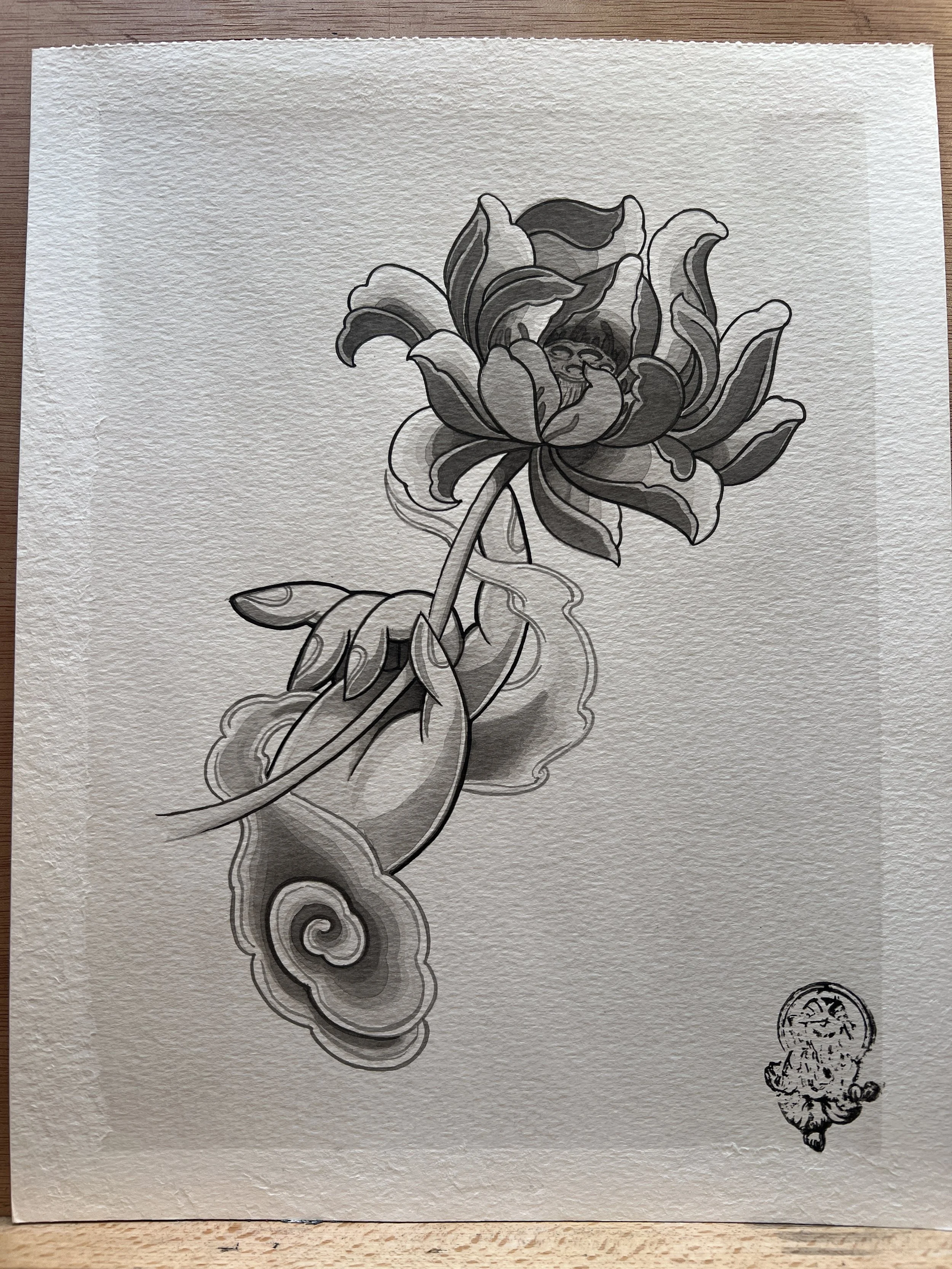 Dibujo en escala de grises de una mano sosteniendo un ramo con una flor grande, con un pequeño personaje caricaturesco en la esquina inferior derecha