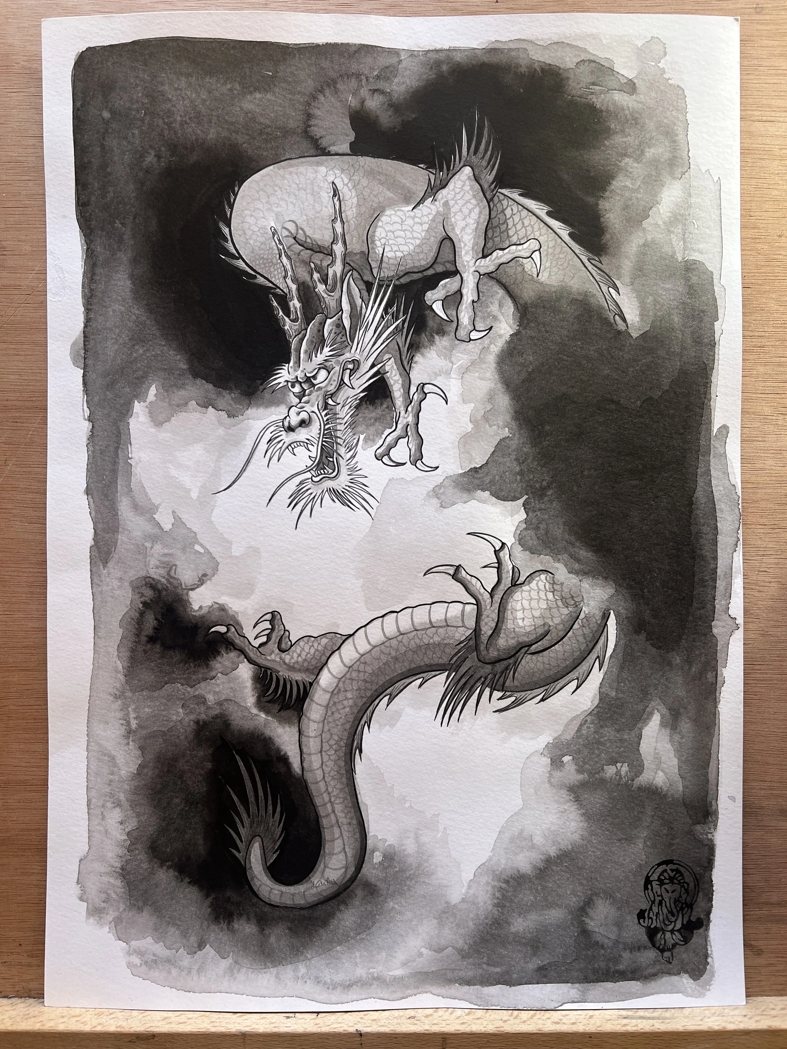 Ilustración en blanco y negro de un dragón oriental volando en un fondo de nubes oscuras.