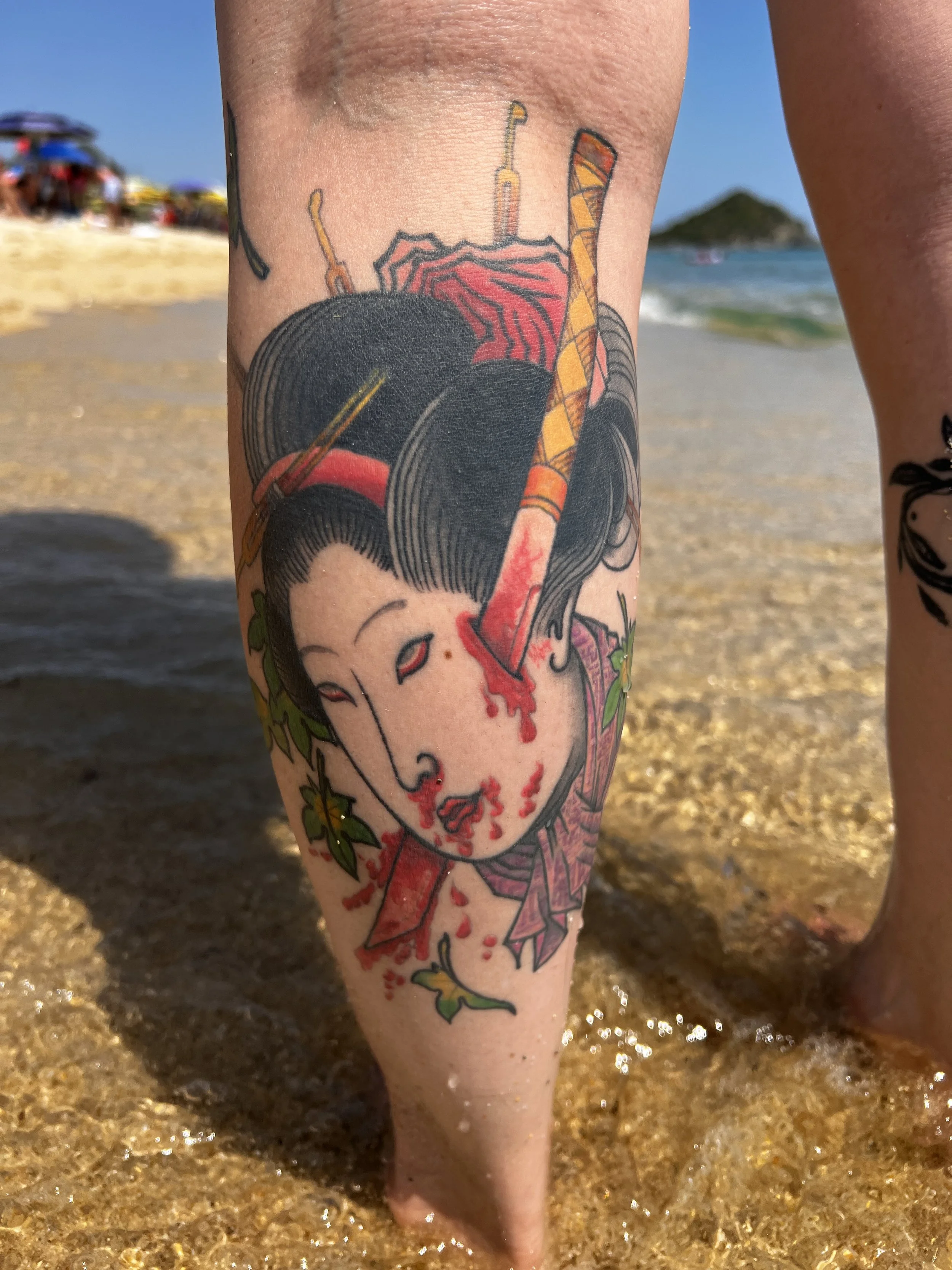 Tatuaje geisha estilo oriental japonés en pierna, color y sombreado. Realizado por Mariano Fernández, MF Tattoo Art.