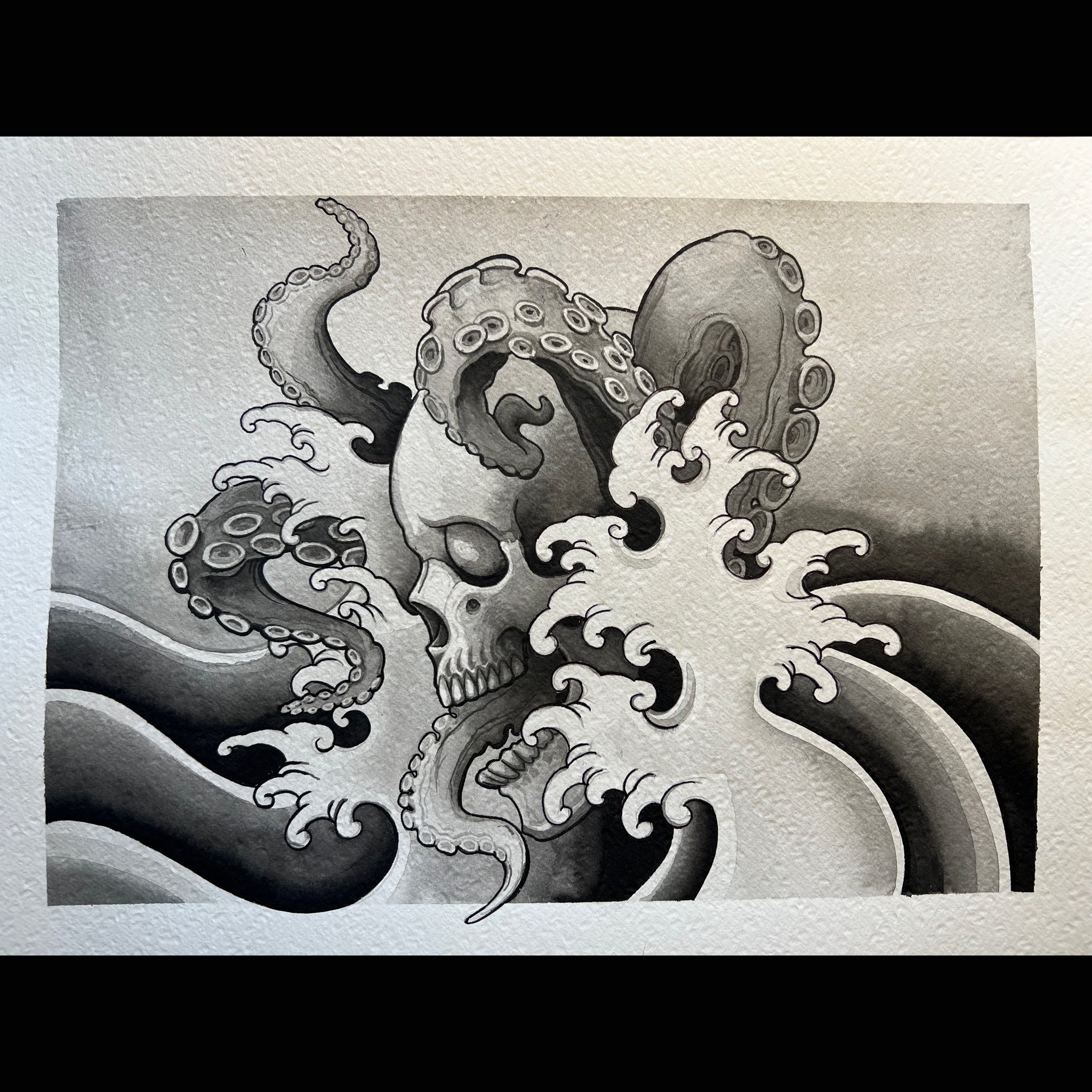 Dibujo en tonos grises de un calavera con tentáculos de pulpo y olas marinas.