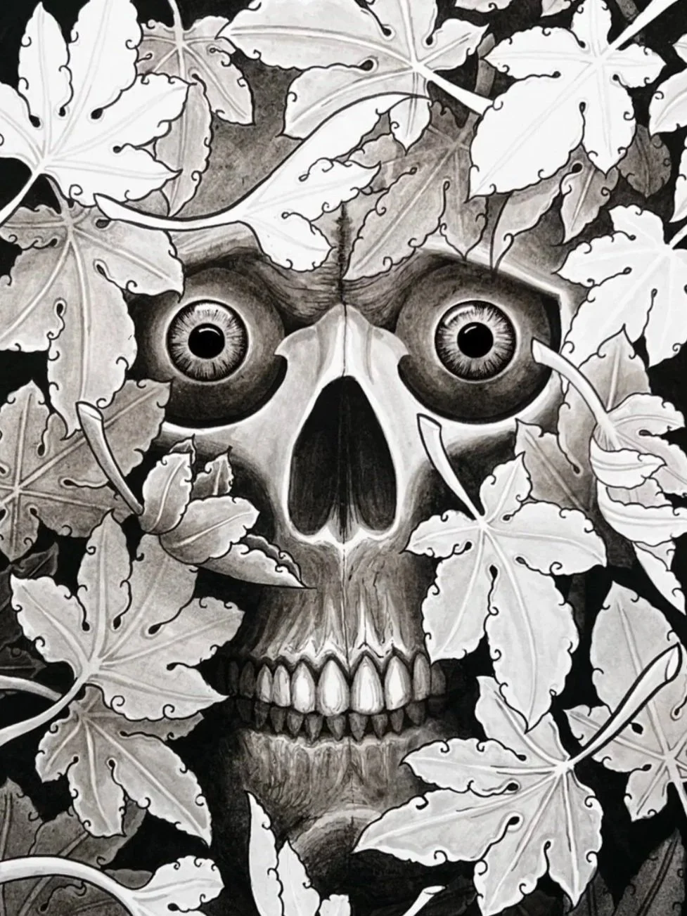 Una pintura en blanco y negro de un cráneo con ojos grandes y detalles en las raíces de hojas que lo rodean.