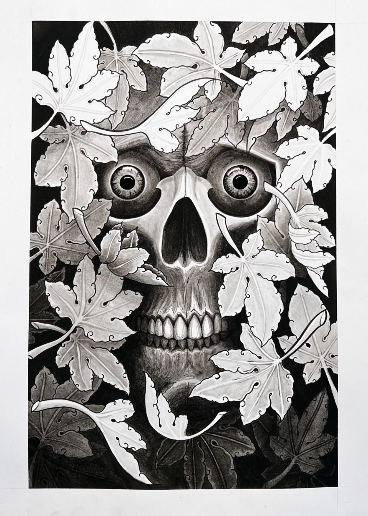 Ilustración en tonos gris con calavera rodeada de hojas de arce y hojas cayendo, con ojos grandes y reflejantes.
