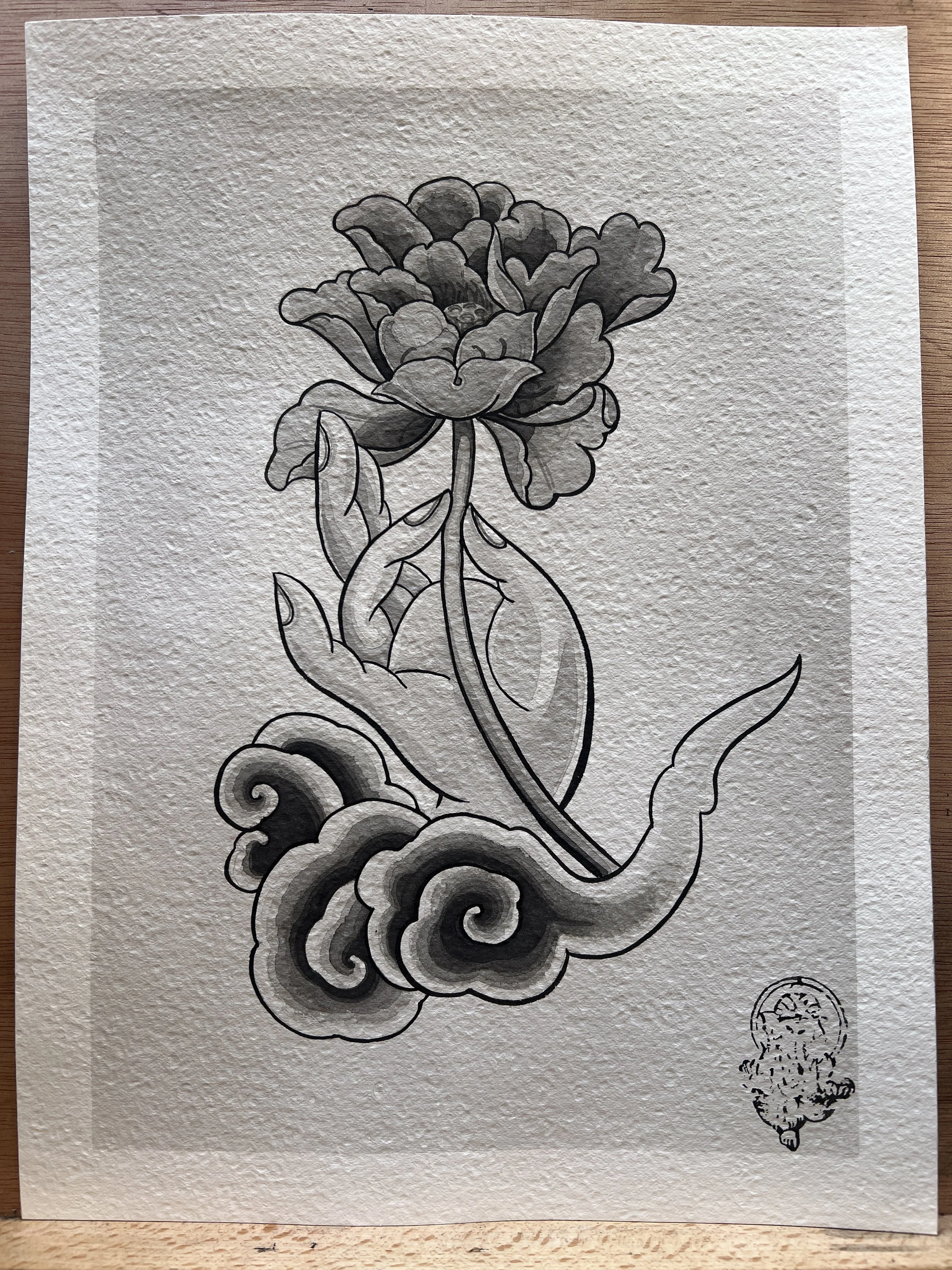 Dibujo en tonos de gris de una flor grande con hojas, rodeada de nubes y con una figura pequeña en la esquina inferior derecha.