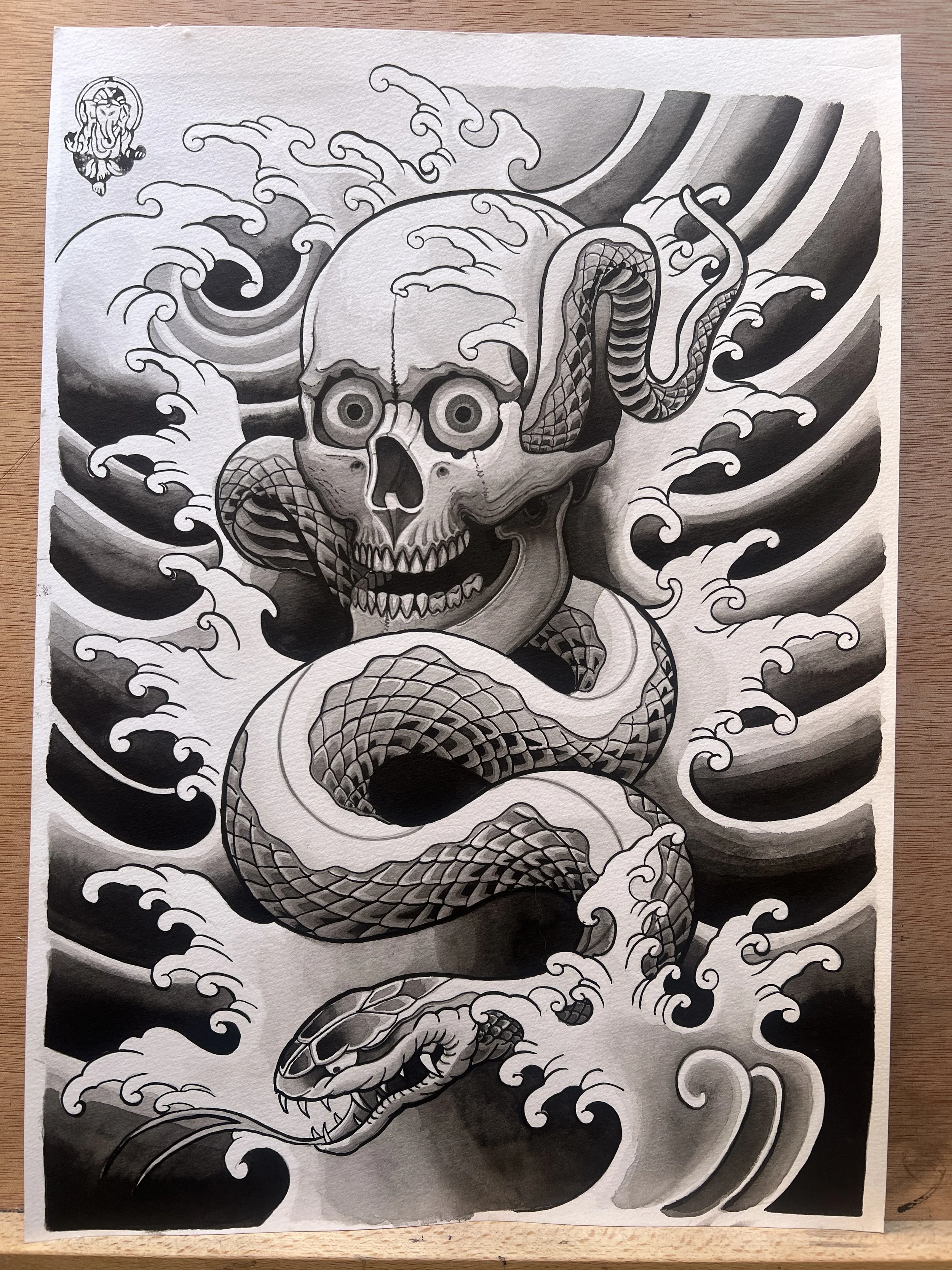 Dibujo en acuarela en tonos grises que combina una calavera con cuerpo de serpiente y elementos de olas.