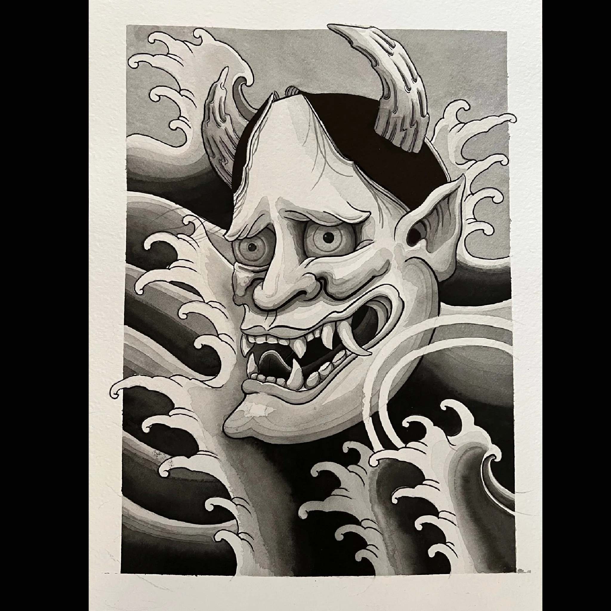 Ilustración en tonos grises de una cara de oni con expresión feroz, dientes afilados, orejas puntiagudas y dos cuernos en la cabeza, rodeada de olas estilizadas.