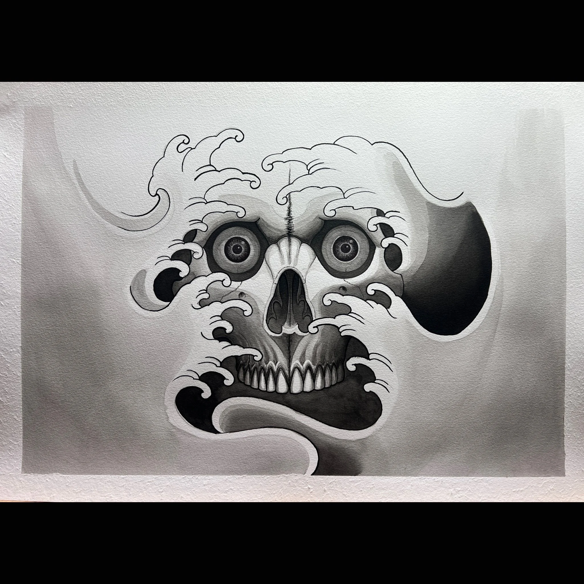 Una ilustración en tonos grises que combina un cráneo con ojos grandes y detallados, rodeado de nubes o humo que emergen del cráneo, creando una imagen surrealista y artística.