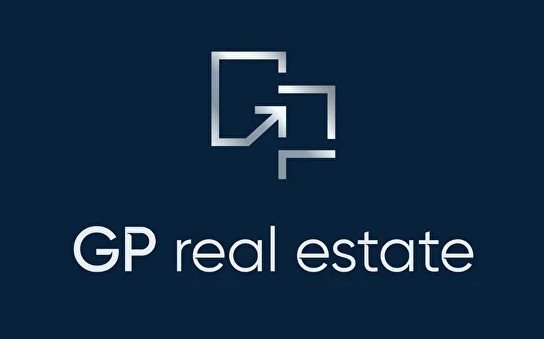 Logo mit zwei verschlungenen, geraden Linien und der Text 'GP real estate' auf dunkelblauem Hintergrund.