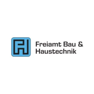Logo des Unternehmens 'Freiamt Bau & Haustechnik' mit blauer abstrakter Buchstaben 'F' und 'H' im Rahmen, schwarzer Text neben dem Logo.