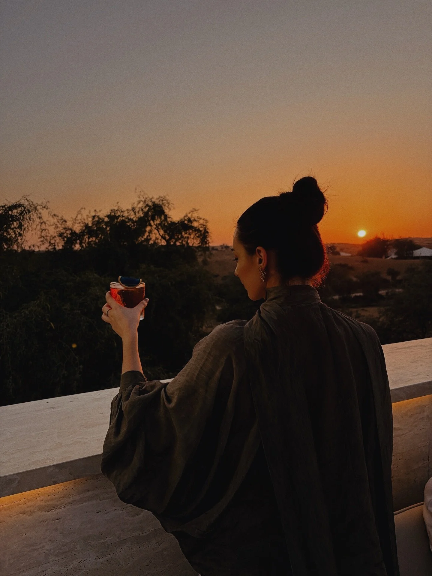 Beyond the city, the experience takes on a different character.

As evening settles across the desert, the setting reshapes the way people gather. Conversations stretch, firelight replaces skyline, and the table becomes part of the landscape.

At Zum