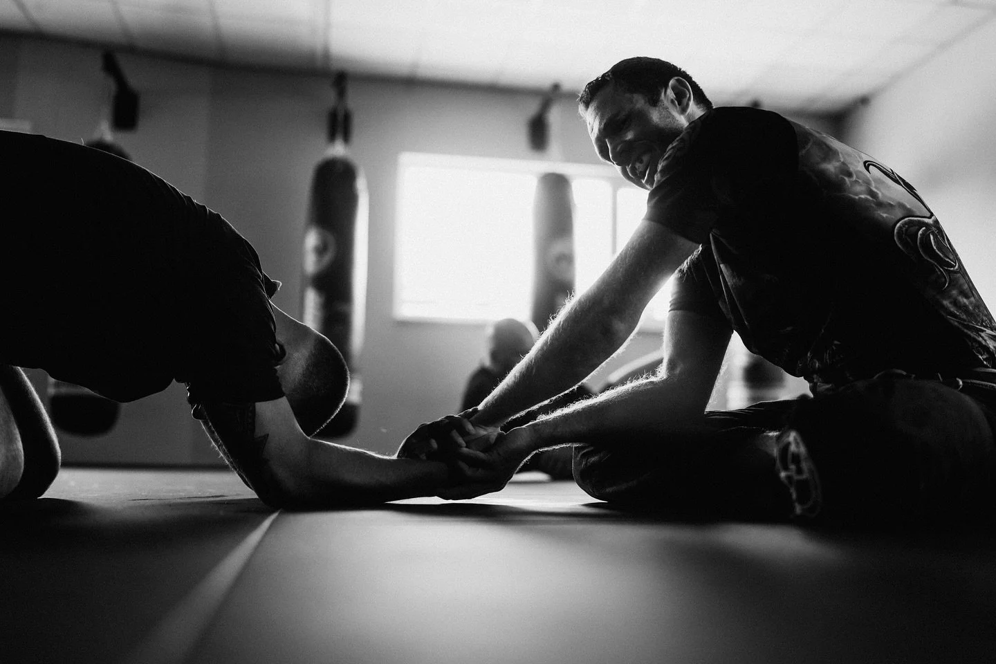 🤝 Respekt. Ehrlichkeit. Team. 🥋
Bei GroundFlow BJJ steht der Team-Gedanke im Vordergrund. Wir treten geschlossen als Team auf, wachsen gemeinsam und begegnen uns dabei immer ehrlich und respektvoll.
Willkommen ist jede*r, der sich in dieses Mitei