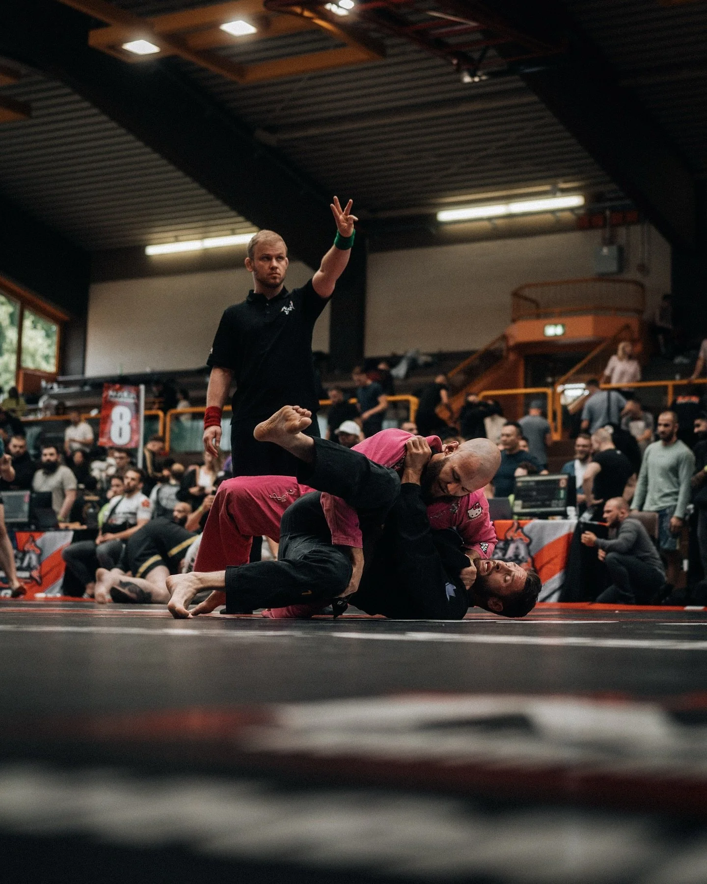 🔥 Wettkämpfe als Teil unseres Weges 🥋
Für uns gehören Wettkämpfe fest dazu. Unser Ziel ist es, mit der Zeit ein starkes Wettkampfteam aufzubauen. Wir sind überzeugt, dass gerade die Erfahrungen auf der Matte – unter