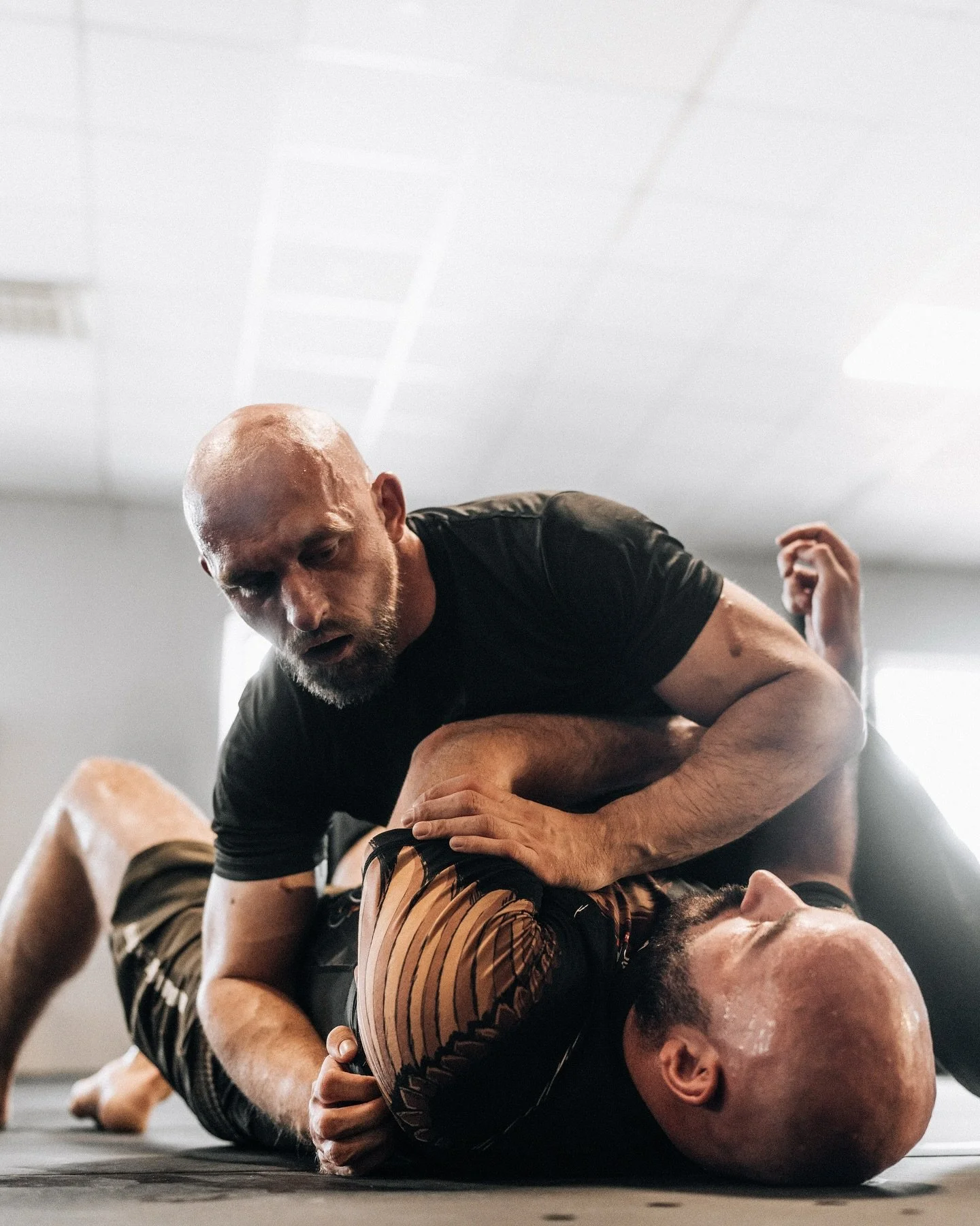 🥋 Gi oder No-Gi – was bevorzugst du? 🤔
Bei uns ist beides willkommen!
Unser Fokus liegt im Training in der Regel auf Gi-Techniken, aber natürlich behandeln wir auch No-Gi und decken alles ab.
Wir sind gespannt, wie sich das Interesse e