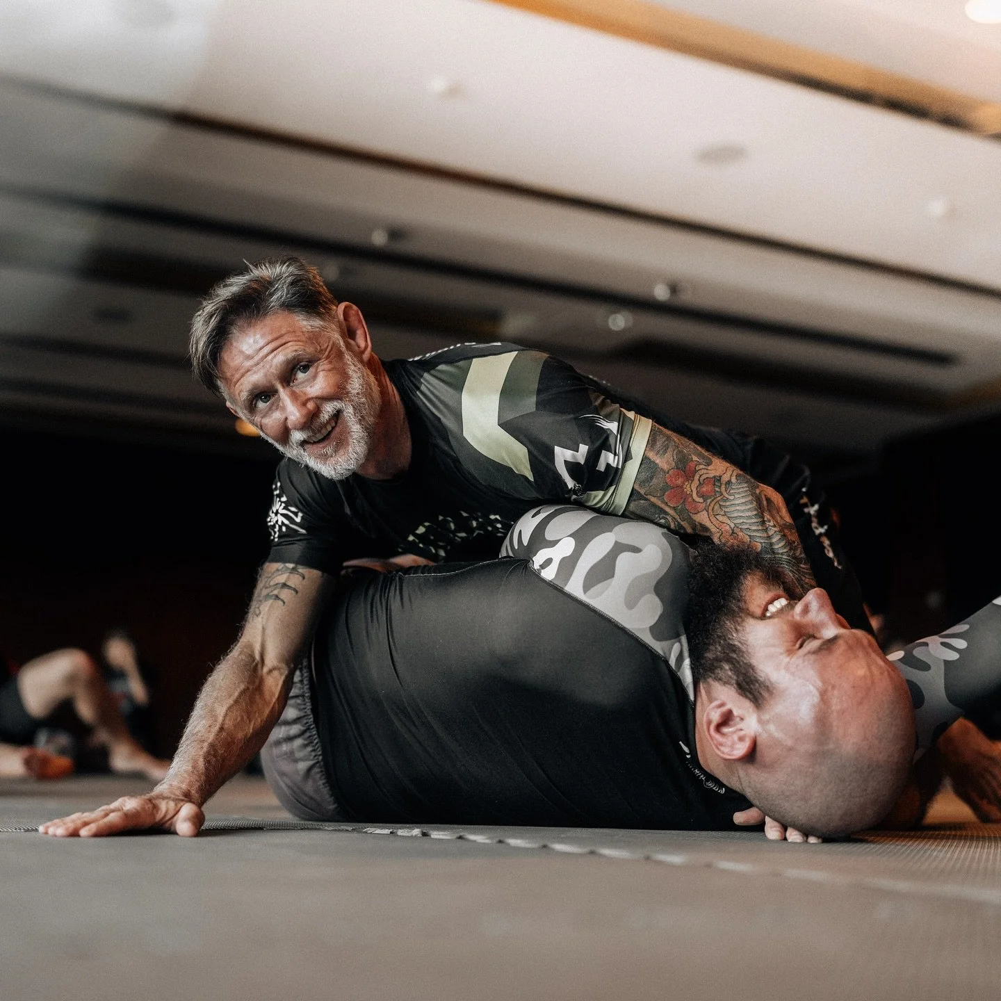 🐻 Big Bear on the mat! 🥋

Marcel und Hannes haben dieses Jahr auf Mallorca am BJJ &amp; Yoga Festival teilgenommen und dort viele neue Erfahrungen gesammelt.

Auf dem Bild seht ihr Hannes beim Rollen mit @cameronshayne , der ihm passenderweise den 
