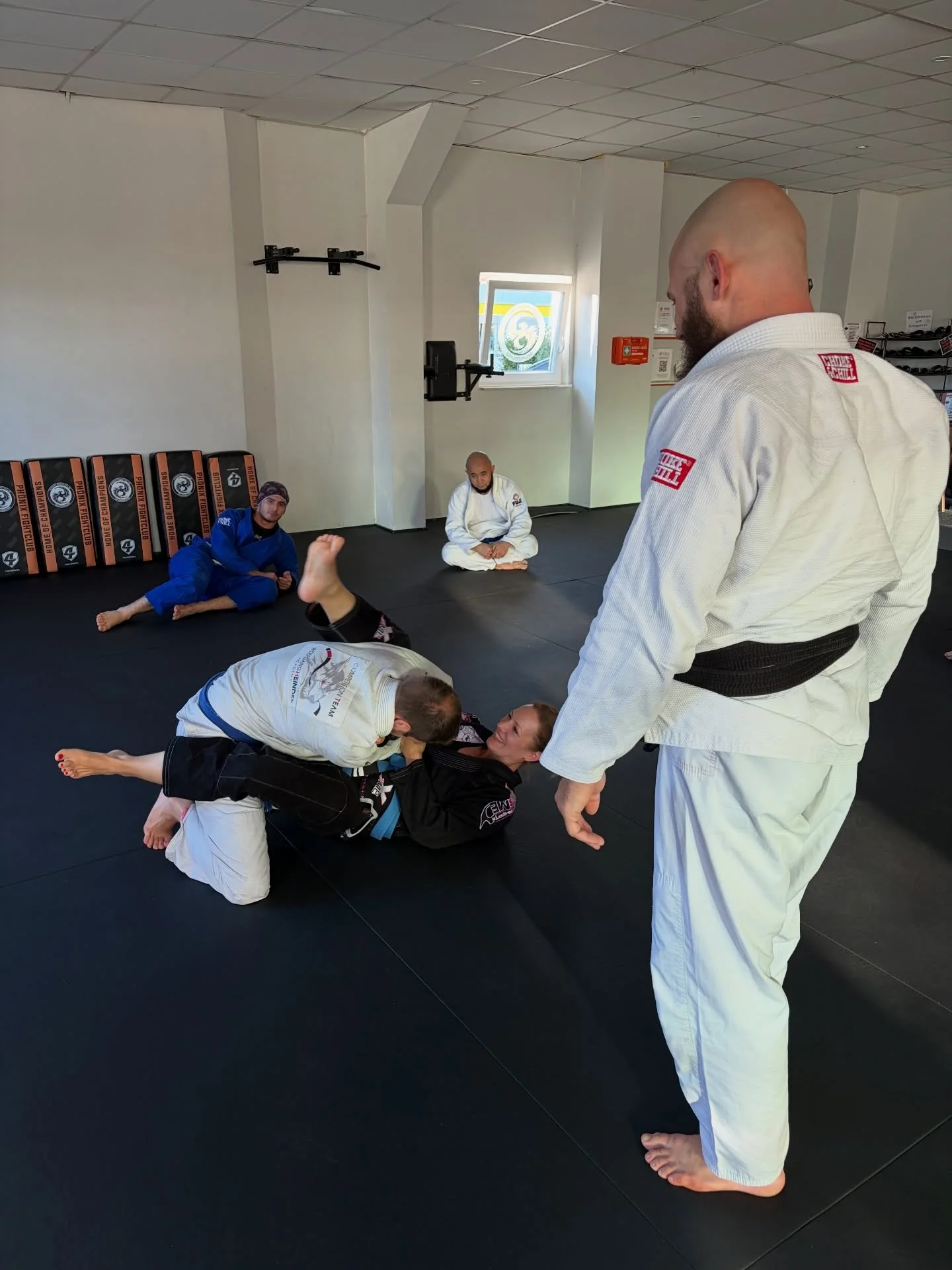 Heute gibt es einen Einblick in unser Gi-Training. Die Trainingseinheiten sind strukturiert wie unsere NoGi-Einheiten. 💪🏼

Nach einem Warm-up geht es an kurze Drills von &bdquo;klassischen&ldquo; BJJ Bewegungen. In dieser Einheit Armbar/Kimura aus 