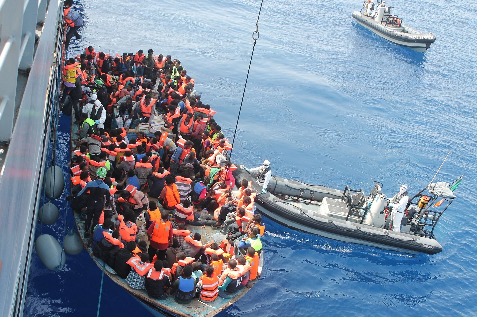 Mange migranter står også overfor fysiske og psykologiske farer på reisen. Data fra Den internasjonale organisasjonen for migrasjon (IOM) viser at tusenvis mister livet på migrasjonsrutene hvert år.