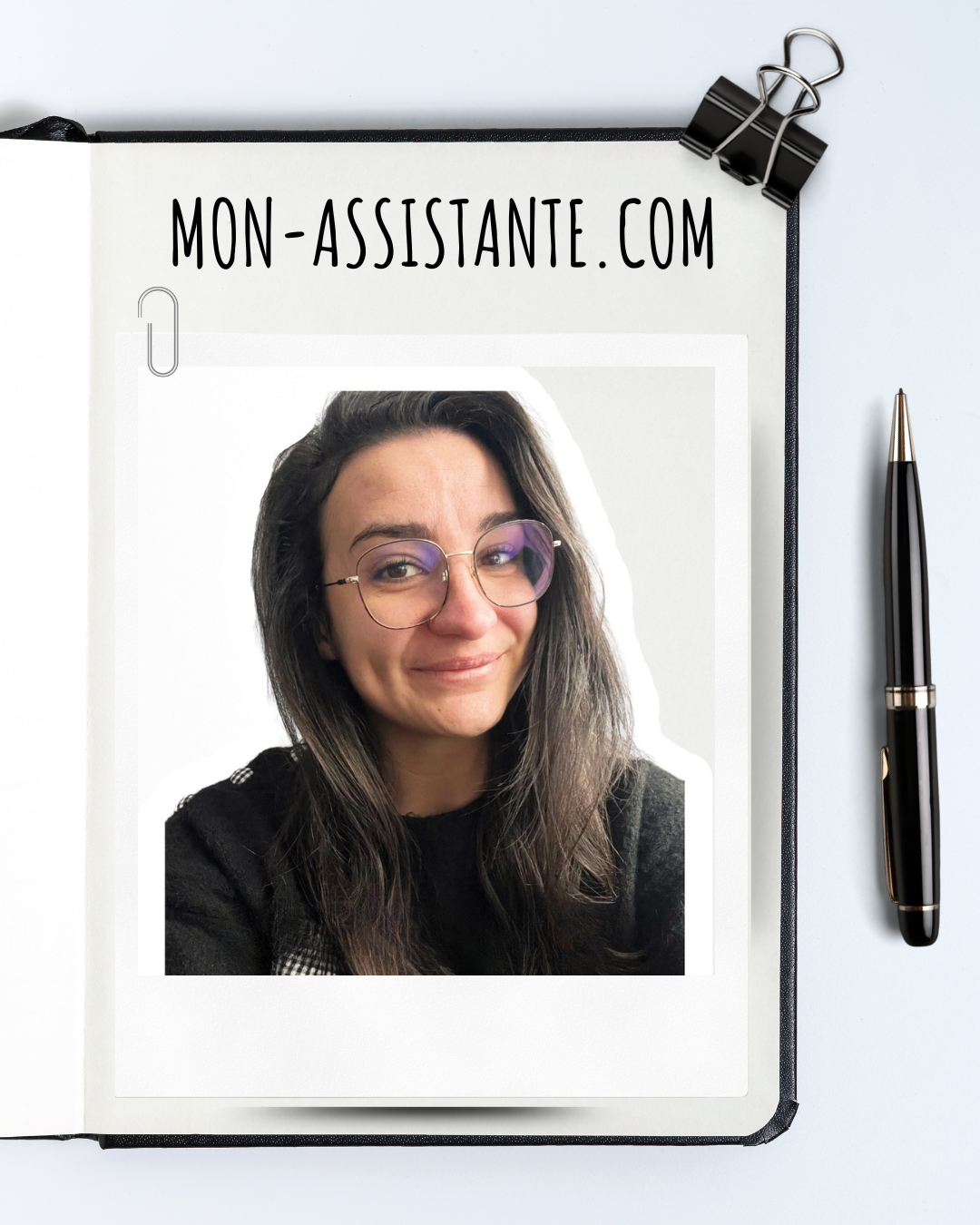 Photo d'une femme avec des lunettes, souriant, dans un notebook avec l'adresse mon-assistante.com.
Ophélie PAITEL, Online Business Manager, aide les entrepreneurs à développer leur entreprise.