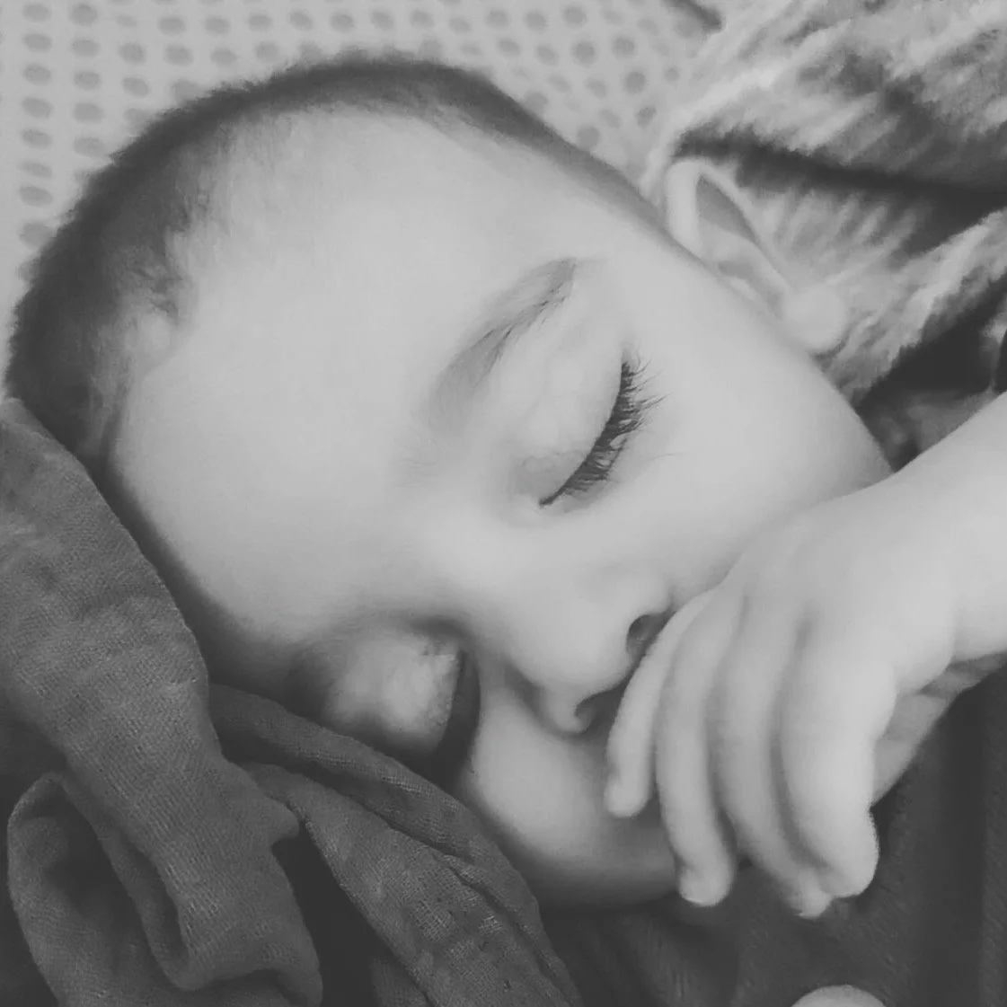 12 d&eacute;cembre &mdash; Le sommeil du b&eacute;b&eacute; : un apprentissage &agrave; deux
Je me souviens d&rsquo;une maman &eacute;puis&eacute;e, me confiant :
&laquo; Je ne sais plus comment faire pour qu&rsquo;il dorme&hellip; ni moi non plus ! 