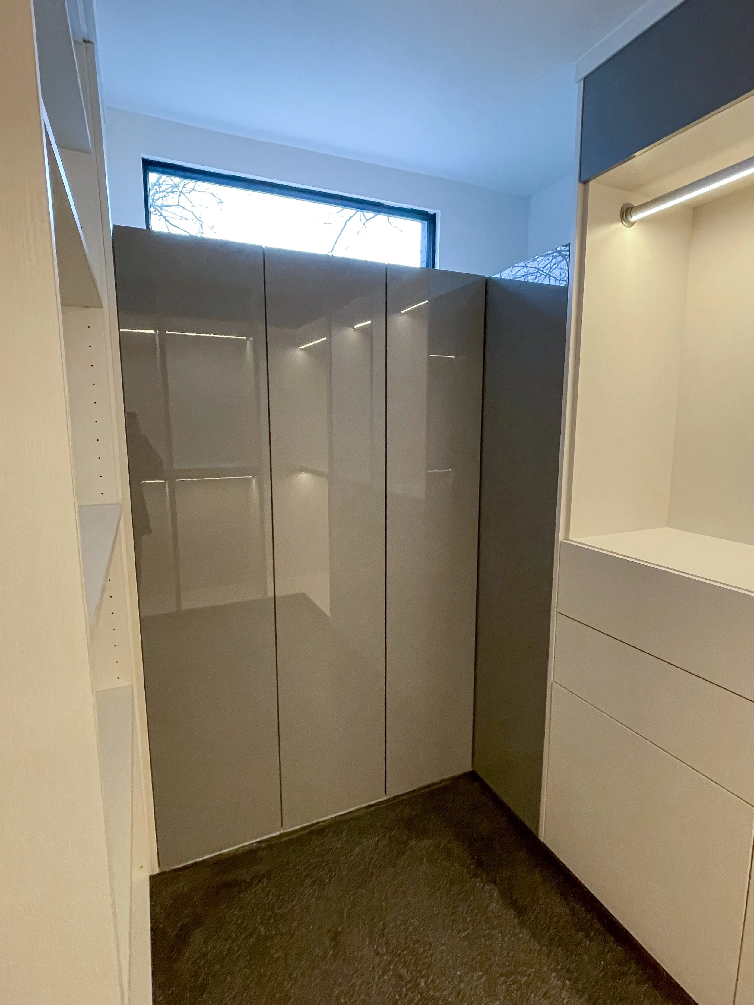 Modern high gloss closet