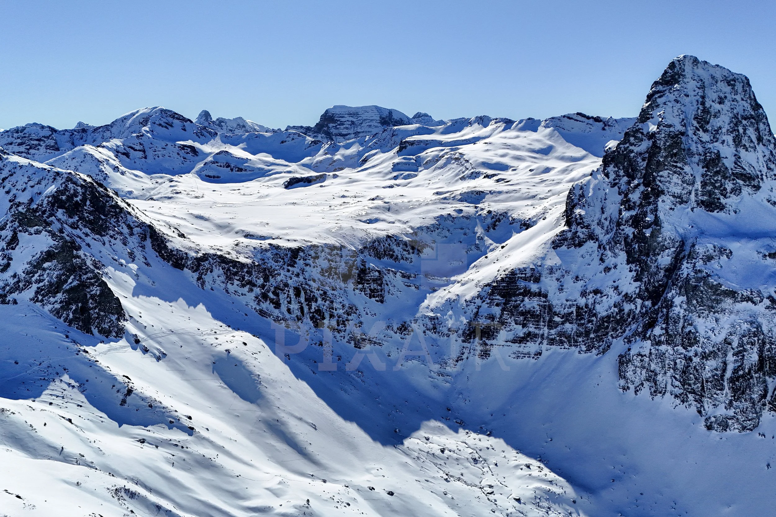 Montanhas cobertas de neve sob céu claro