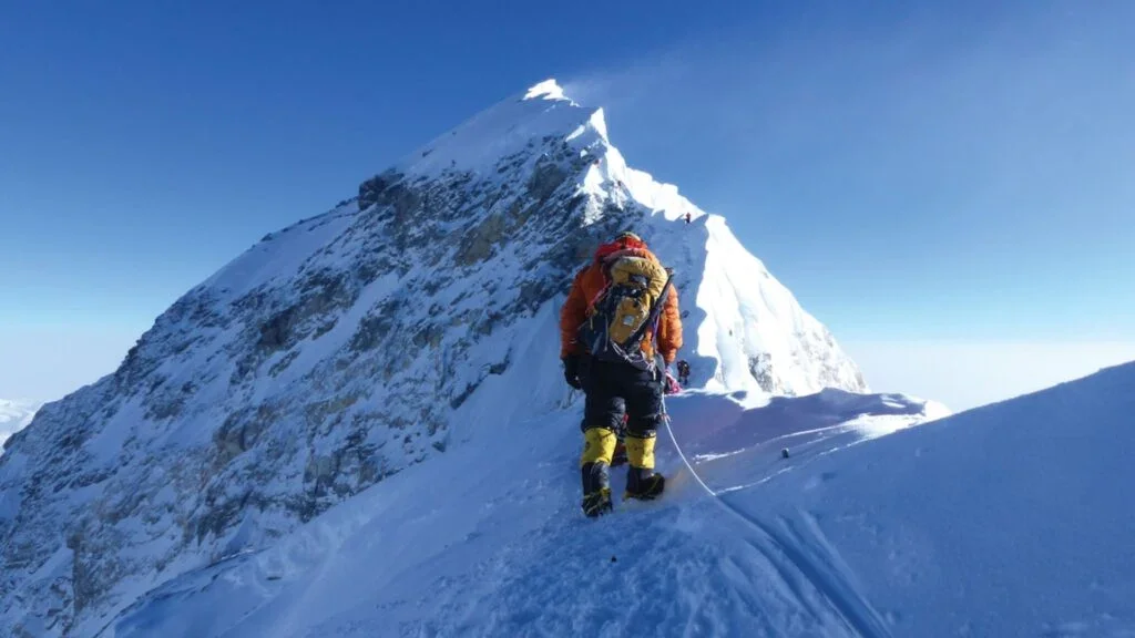 everest-summit-ridge-climber-high-altitude-mountaineering-1024x576.webp
