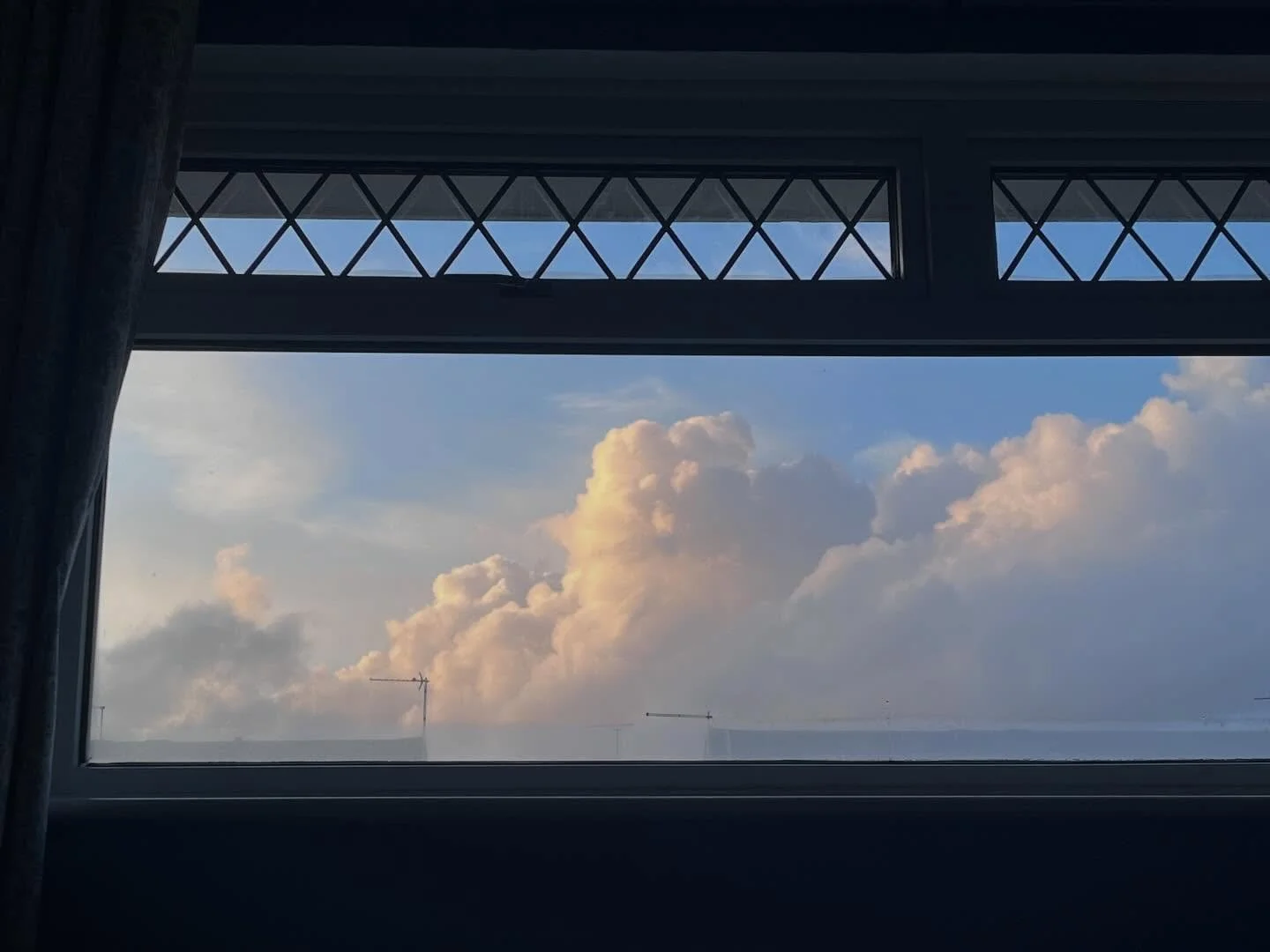 Beautiful skies when we opened the curtains this morning ☁️

#cloud #sunrise