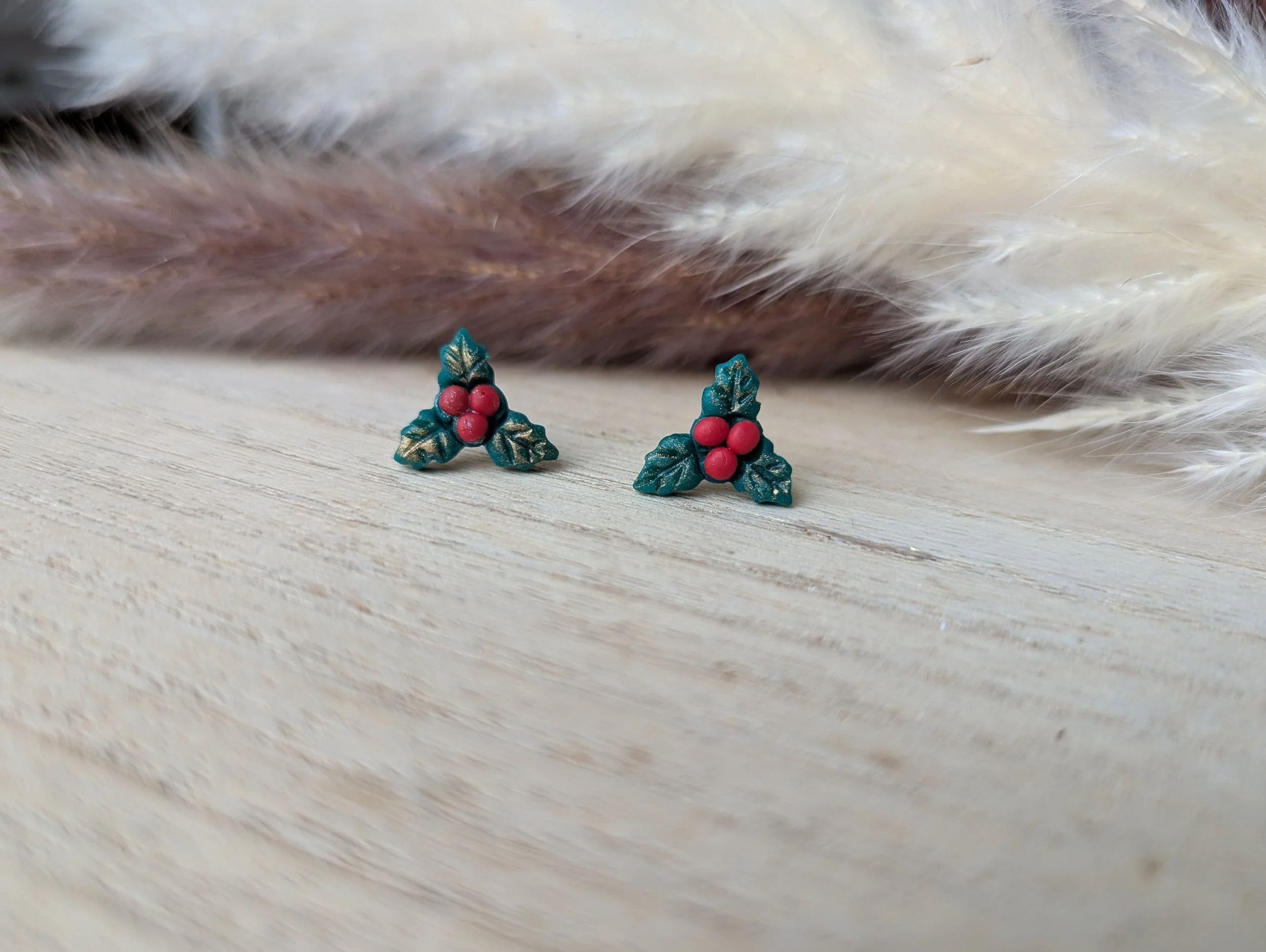 🎄 Holly Studs