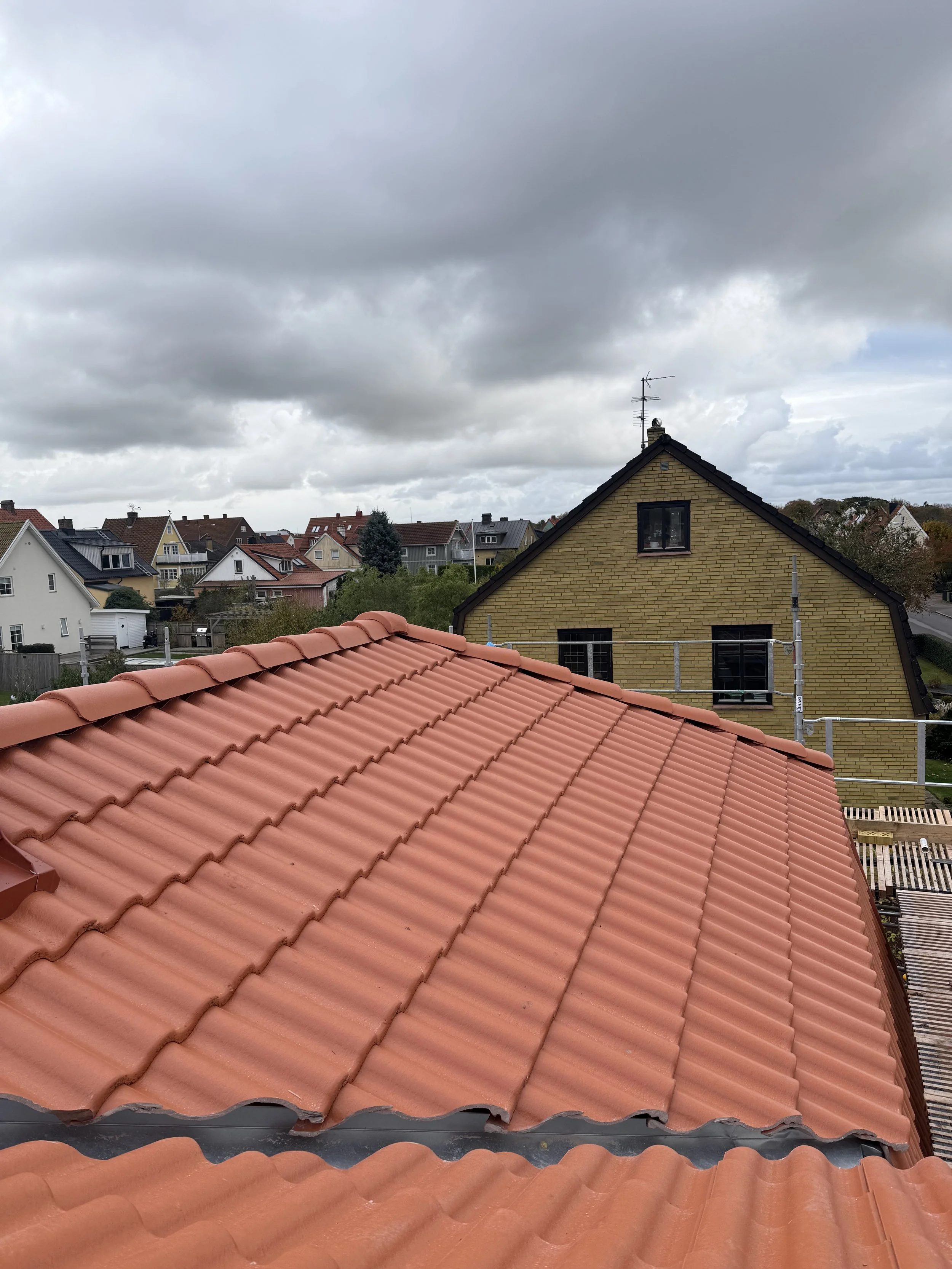 röda takpannor