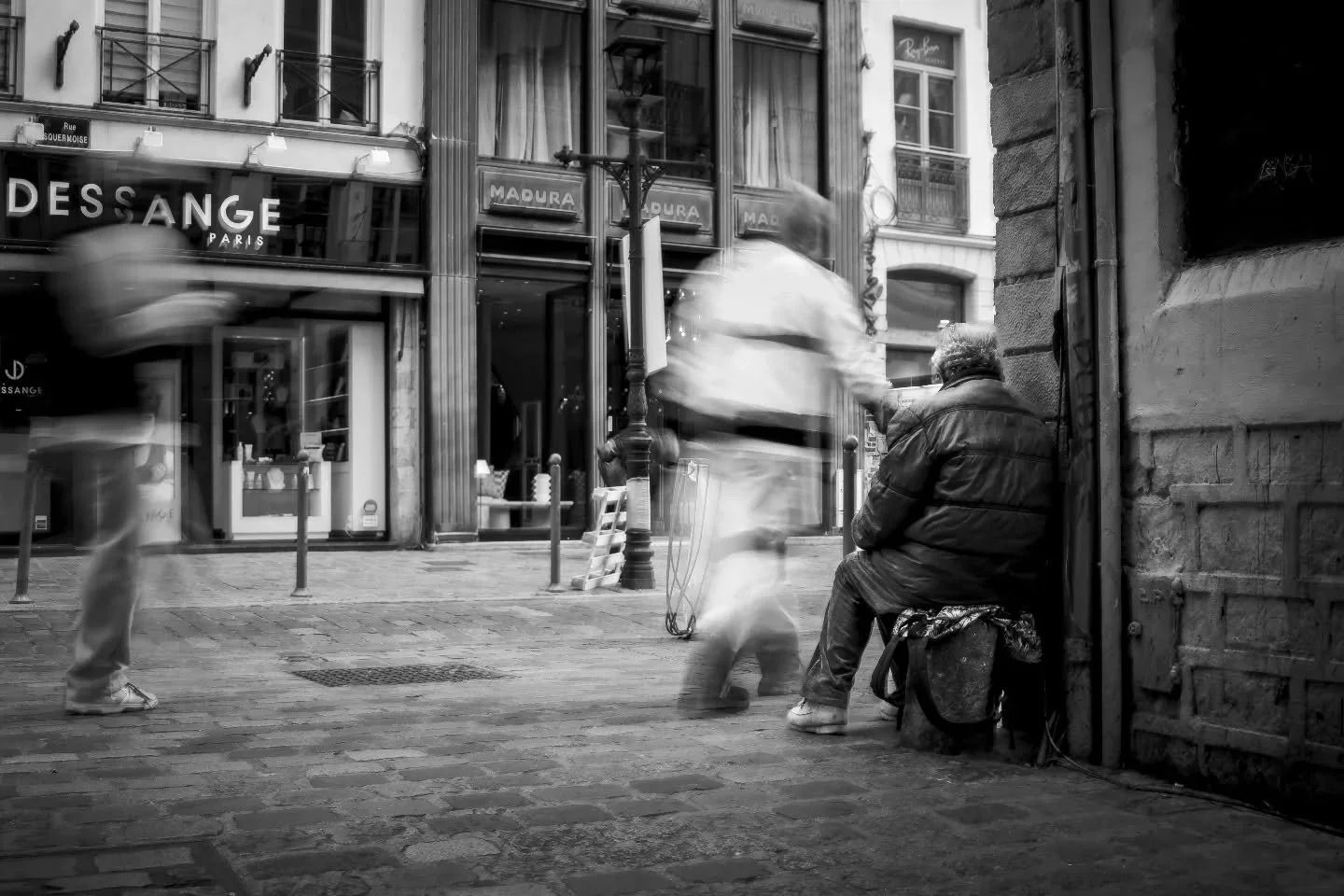 &quot;𝙻&agrave;&quot;

#upttpu2025 #spfyourshot #theglobalphotographycommunity #streetphotographyfrance #streetphotography #blacknwhite_perfection #bandw #working #suit #beautifulplaces #photoderue #lillemetropole #lillemaville #ilovelille #igerslil