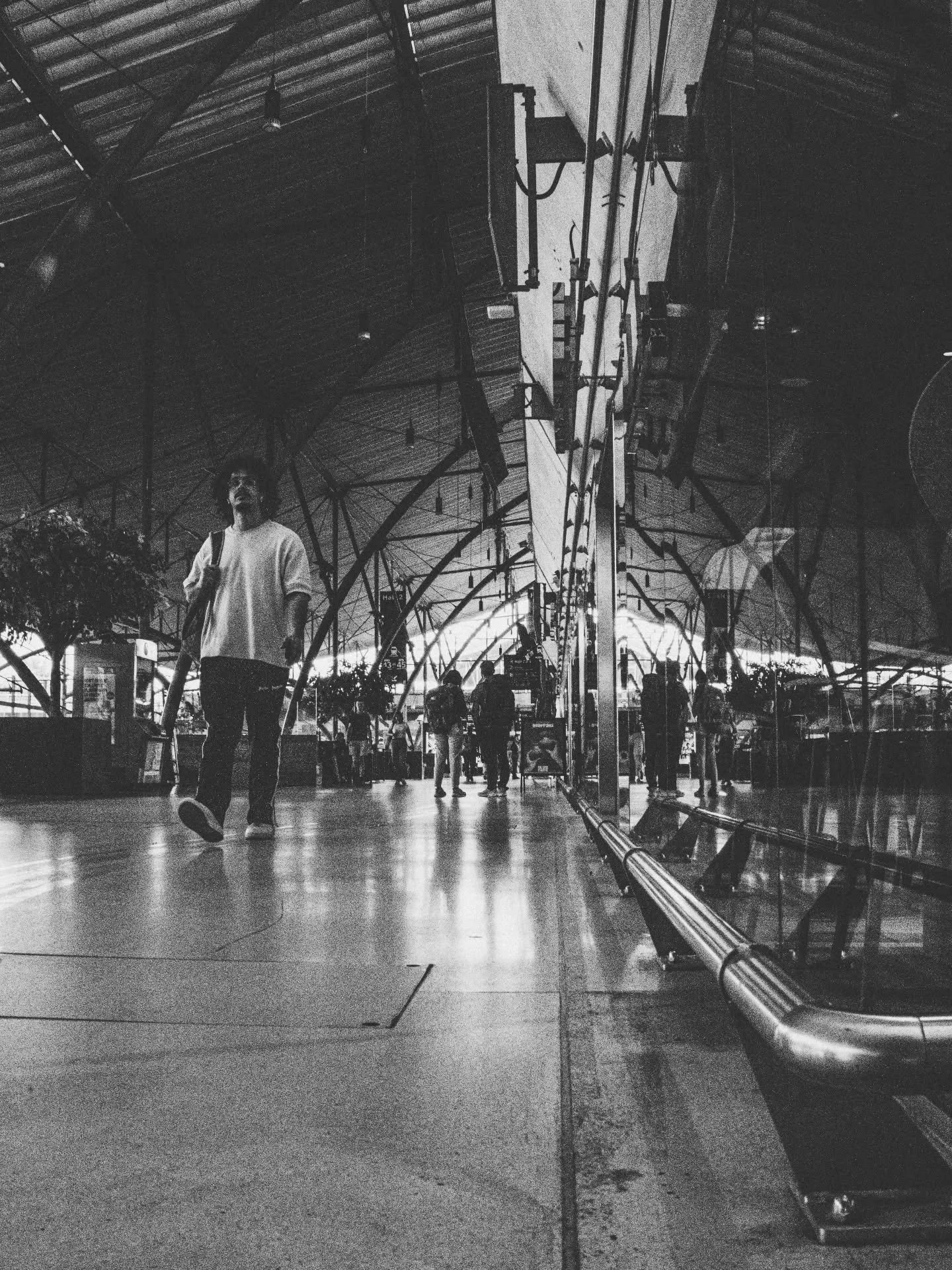 𝙻𝚒𝚗𝚎𝚜 𝚘𝚏 𝚍𝚎𝚙𝚊𝚛𝚝𝚞𝚛𝚎 

#streetphotographyfrance #streetblackandwhite #streetphotography #spfyourshot #upttpu2025 #blacknwhite_perfection  #lillemaville #lillemetropole #theconcretelens 
#streetmacadam #fujixlovers #fujifilm #photographe