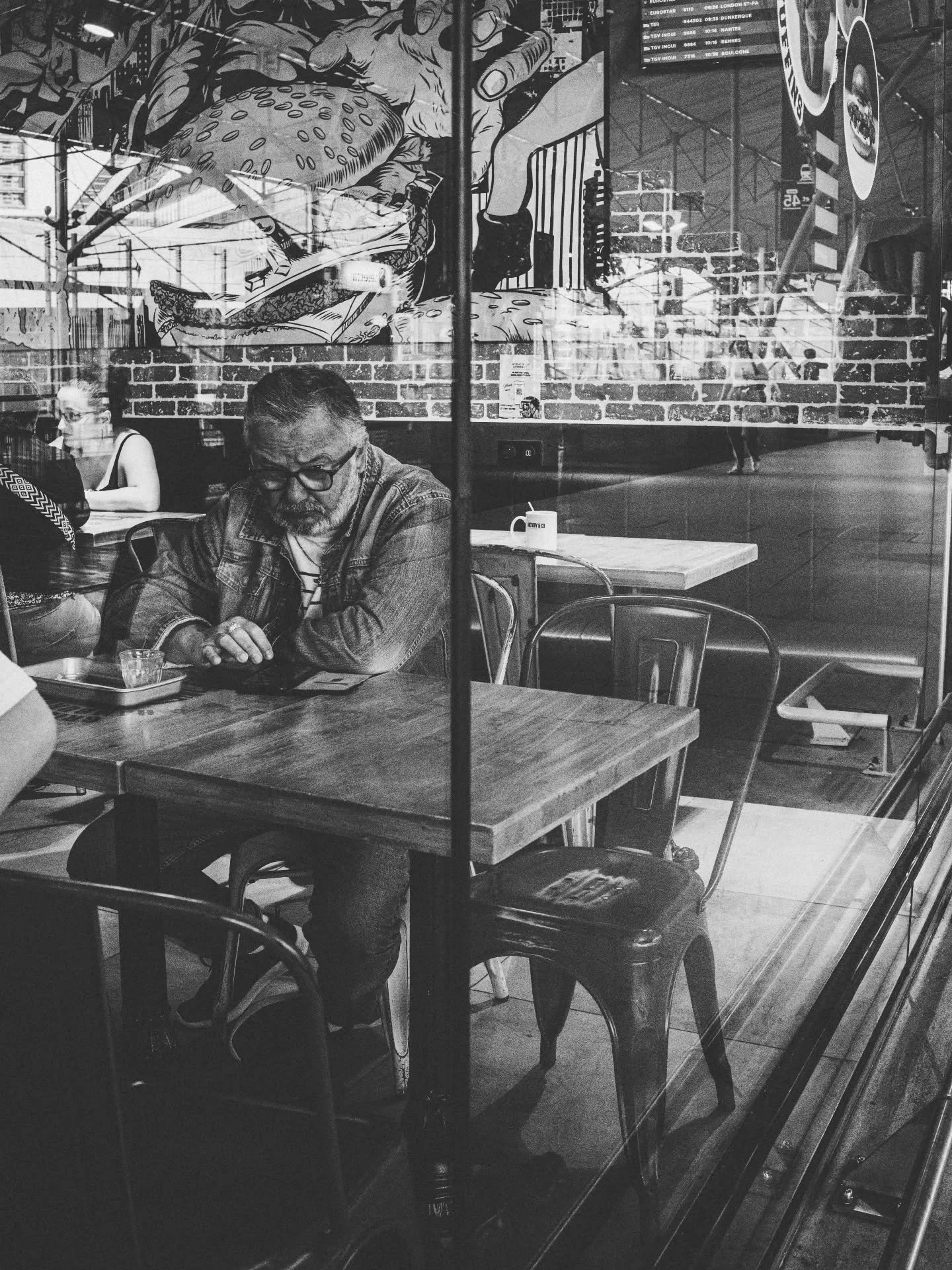 𝚃𝚑𝚒𝚎𝚛𝚛𝚢 𝚎𝚜𝚝 𝚙𝚊𝚛𝚝𝚒 𝚝&ocirc;𝚝 𝚌𝚎 𝚖𝚊𝚝𝚒𝚗...
𝙲𝚎 𝚗&rsquo;&eacute;𝚝𝚊𝚒𝚝 𝚙𝚊𝚜 𝚙𝚛&eacute;𝚟𝚞.
 𝙸𝚕 𝚎𝚜𝚝 𝚟𝚎𝚗𝚞 &agrave; 𝚕𝚊 𝚐𝚊𝚛𝚎 𝚙𝚘𝚞𝚛 𝚛&eacute;𝚌𝚞𝚙&eacute;𝚛𝚎𝚛 𝚜𝚊 𝚐𝚛𝚊𝚗𝚍𝚎. 
𝙻𝚊 𝚍𝚎𝚛𝚗𝚒&egrave;𝚛