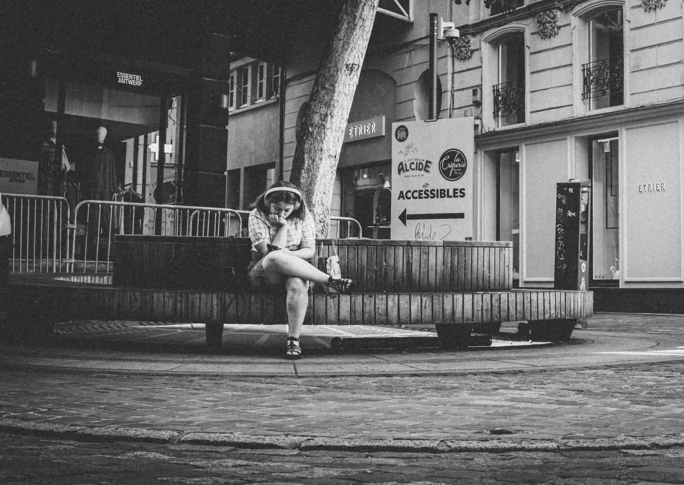 𝙿𝚊𝚛𝚎𝚗𝚝𝚑&egrave;𝚜𝚎 

#upttpu2025 #spfyourshot #theglobalphotographycommunity #streetphotographyfrance #streetphotography #blacknwhite_perfection #bandw #working #suit #beautifulplaces #photoderue #lillemetropole #lillemaville #ilovelille #ige