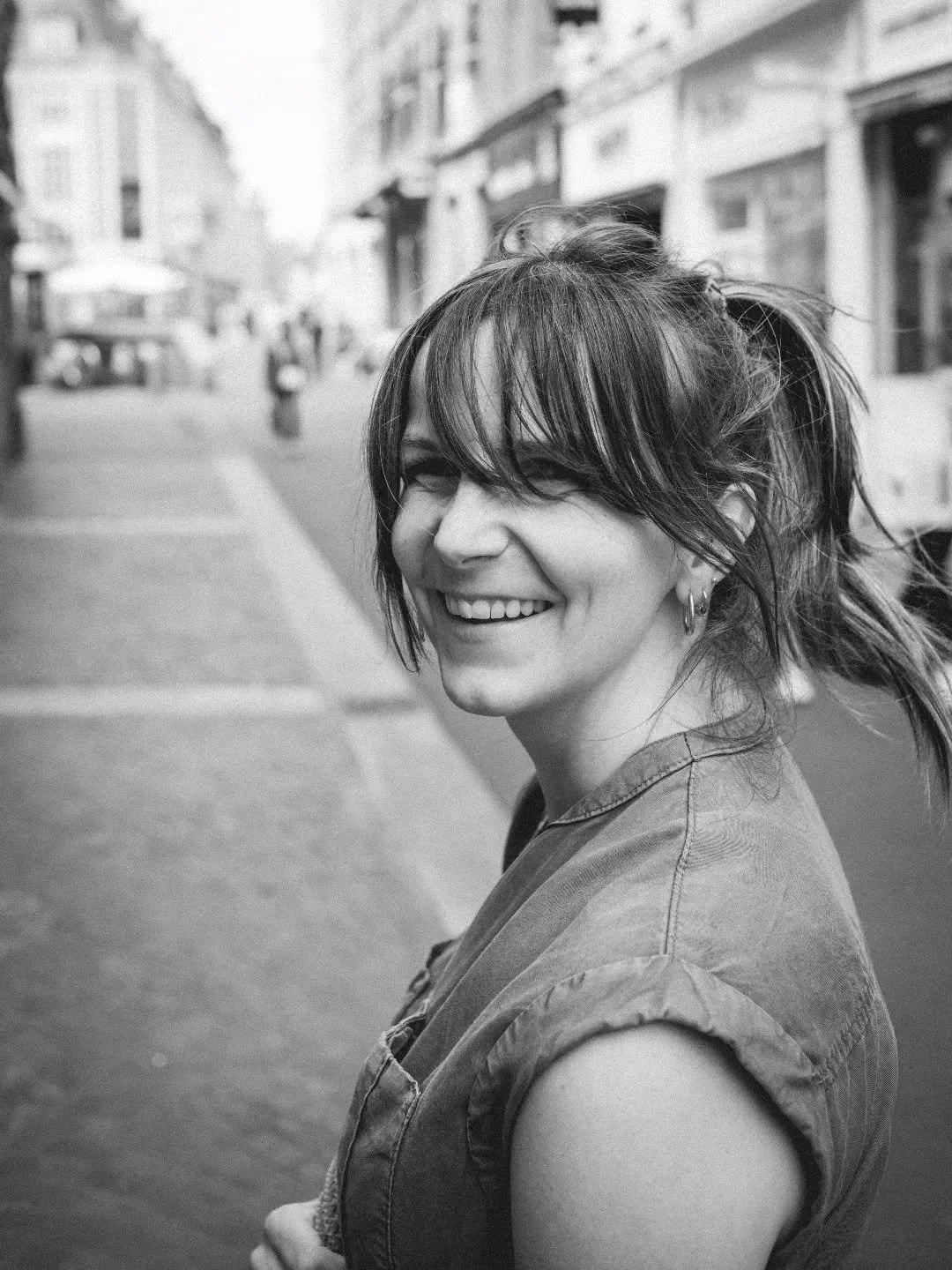 𝙿𝙾𝚁𝚃𝚁𝙰𝙸𝚃 𝙳𝙴 𝚁𝚄𝙴 𝙳'𝚄𝙽𝙴 𝙸𝙽𝙲𝙾𝙽𝙽𝚄𝙴 (𝚙𝚛𝚎𝚜𝚚𝚞𝚎)
𝚀𝚞𝚊𝚗𝚍 𝚎𝚕𝚕𝚎 𝚎𝚜𝚝 𝚙𝚊𝚜𝚜&eacute;𝚎 𝚍𝚊𝚗𝚜 𝚕𝚊 𝚛𝚞𝚎, 𝚗𝚘𝚜 𝚛𝚎𝚐𝚊𝚛𝚍𝚜 𝚜𝚎 𝚜𝚘𝚗𝚝 𝚌𝚛𝚘𝚒𝚜&eacute;𝚜 𝚎𝚝 𝚎𝚕𝚕𝚎 𝚖&rsquo;𝚊 𝚜𝚘𝚞𝚛𝚒.𝚂𝚘𝚞𝚜 𝚕𝚎 ?