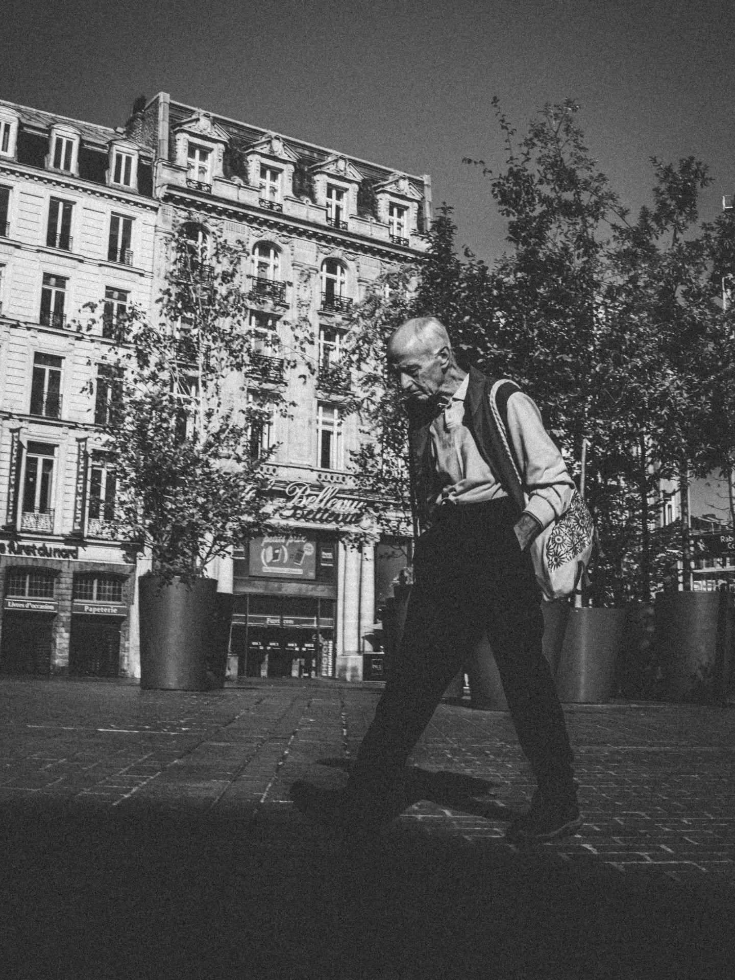 𝙻𝙴𝚂 𝚂𝙾𝚄𝚅𝙴𝙽𝙸𝚁𝚂 𝙳'𝙷𝙴𝙽𝚁𝙸 
𝙷𝚎𝚗𝚛𝚒 𝚝𝚛𝚊𝚟𝚎𝚛𝚜𝚎 𝚕𝚊 𝙶𝚛𝚊𝚗𝚍-𝙿𝚕𝚊𝚌𝚎 𝚜𝚊𝚗𝚜 𝚖&ecirc;𝚖𝚎 𝚢 𝚙𝚎𝚗𝚜𝚎𝚛.𝙸𝚕 𝚕𝚊 𝚌𝚘𝚗𝚗𝚊&icirc;𝚝 𝚙𝚊𝚛 𝚌&oelig;𝚞𝚛, 𝚍𝚎𝚙𝚞𝚒𝚜 𝚋𝚒𝚎𝚗 𝚊𝚟𝚊𝚗𝚝 𝚚𝚞&rsquo;𝚎𝚕𝚕𝚎 𝚜𝚘𝚒𝚝 ?