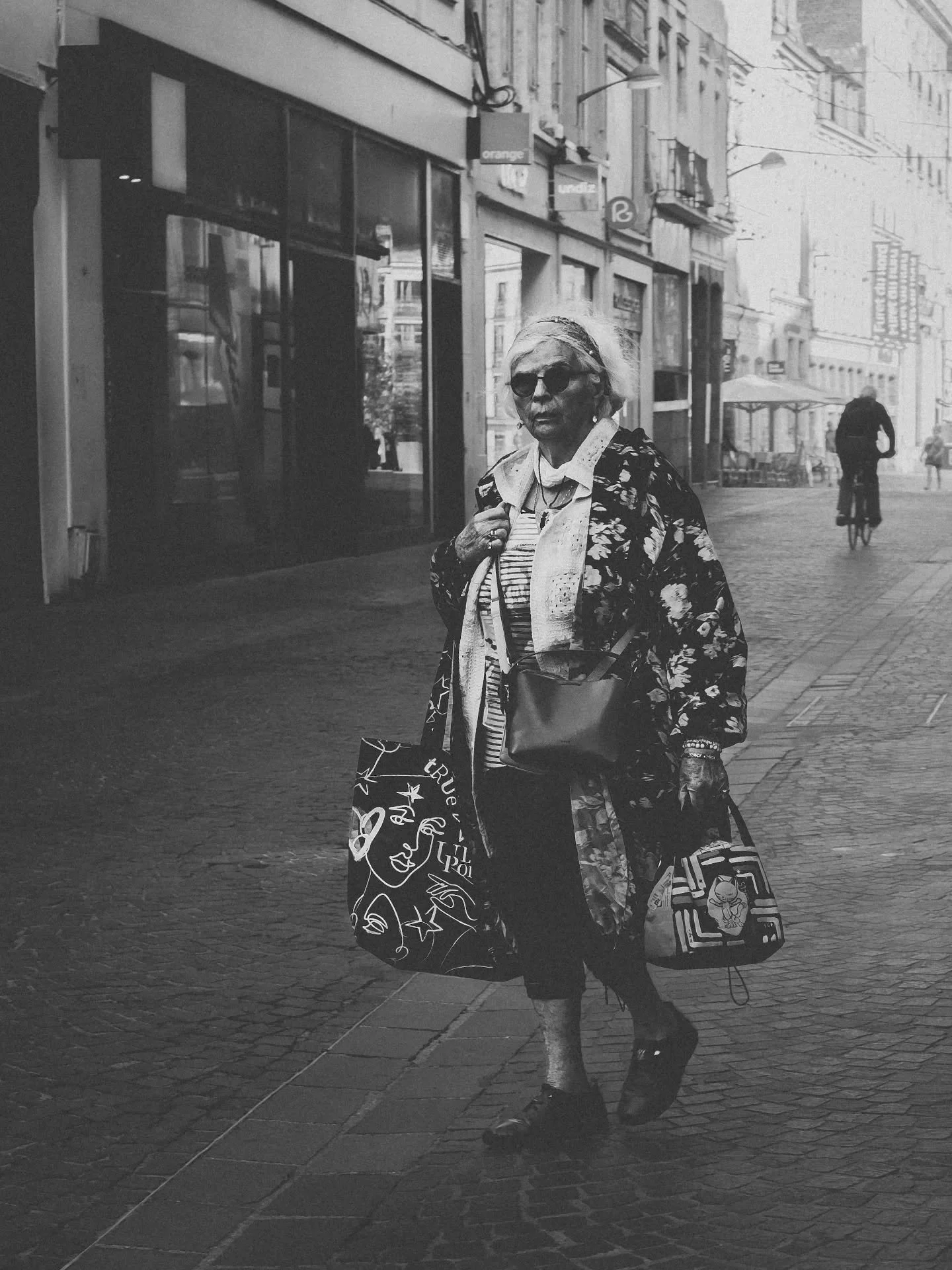 𝙸𝙲𝙾𝙽𝙸𝚀𝚄𝙴 𝙼𝙾𝙽𝙸𝚀𝚄𝙴 
𝙼𝚘𝚗𝚒𝚚𝚞𝚎 𝚊𝚟𝚊𝚗𝚌𝚎 𝚝𝚛𝚊𝚗𝚚𝚞𝚒𝚕𝚕𝚎,𝚜𝚎𝚜 𝚜𝚊𝚌𝚜 𝚋𝚒𝚎𝚗 𝚌𝚊𝚕&eacute;𝚜 𝚍𝚊𝚗𝚜 𝚌𝚑𝚊𝚚𝚞𝚎 𝚖𝚊𝚒𝚗.𝙾𝚗 𝚍𝚒𝚛𝚊𝚒𝚝 𝚚𝚞&rsquo;𝚎𝚕𝚕𝚎 𝚌𝚘𝚗𝚗𝚊&icirc;𝚝 𝚌𝚑𝚊𝚚𝚞𝚎 𝚙𝚊𝚟&eacute;... 𝚏𝚊𝚞