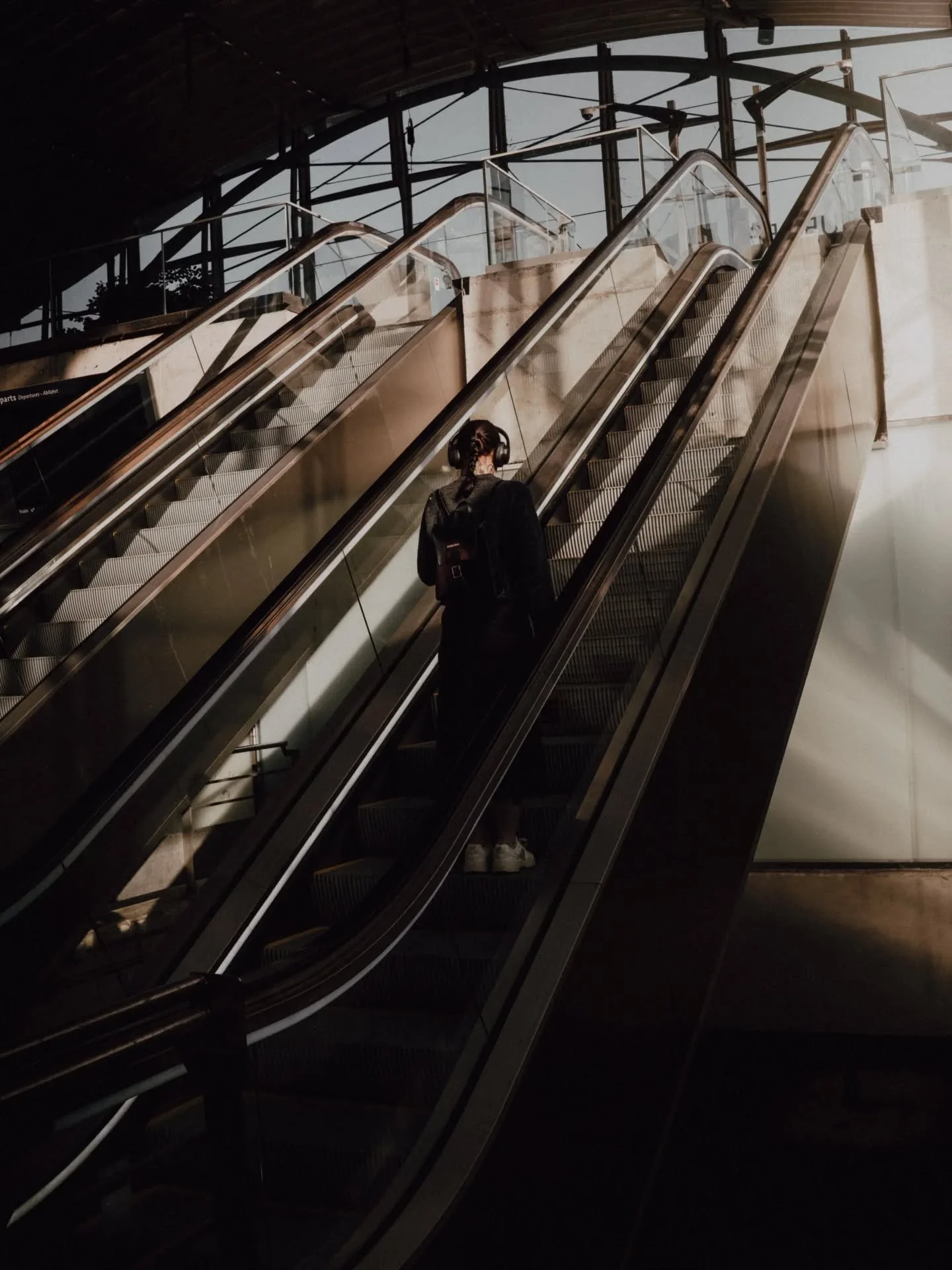 𝙰𝚂𝙲𝙴𝙽𝚂𝙸𝙾𝙽 

#spfyourshot #upttpu2025 #streetphotographyfrance #streetblackandwhite #streetphotography #lillemetropole #lillemaville #station #artphoto_bw #photographelille #photographer #photoderuelille #photooftheday #fujistreetphotography 