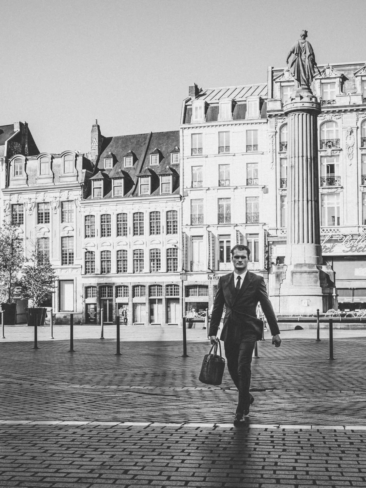 𝚀𝚞𝚒𝚎𝚝 𝚌𝚒𝚝𝚢 / 𝙱𝚞𝚜𝚢 𝚖𝚒𝚗𝚍

#upttpu2025 #spfyourshot #theglobalphotographycommunity #streetphotographyfrance #streetphotography #blacknwhite_perfection #bandw #working #suit #beautifulplaces #photoderue #lillemetropole #lillemaville #ilo