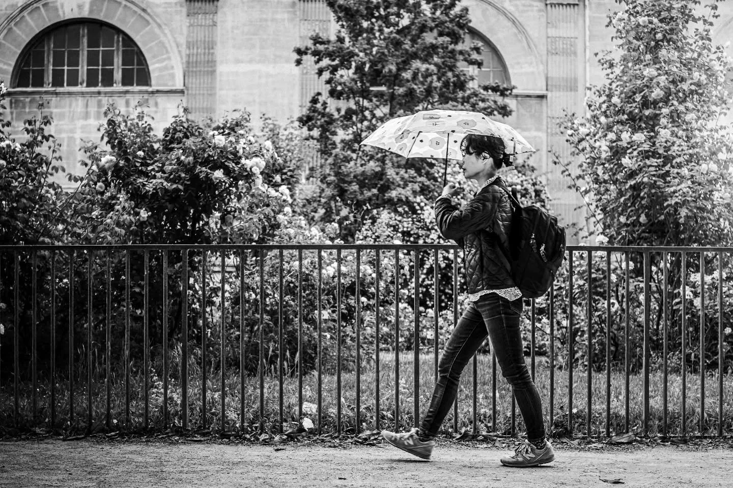 𝚄𝚖𝚋𝚛𝚎𝚕𝚕𝚊 𝚝𝚑𝚘𝚞𝚐𝚑𝚝𝚜

#blacknwhite_perfection #BlackAndWhitePhotography #upttpu2025 #spfyourshot #streetphotographyfrance #streetportrait #photooftheday #parismoments #streetmacadam #theglobalphotographycommunity #bnw_illusion #blackandw